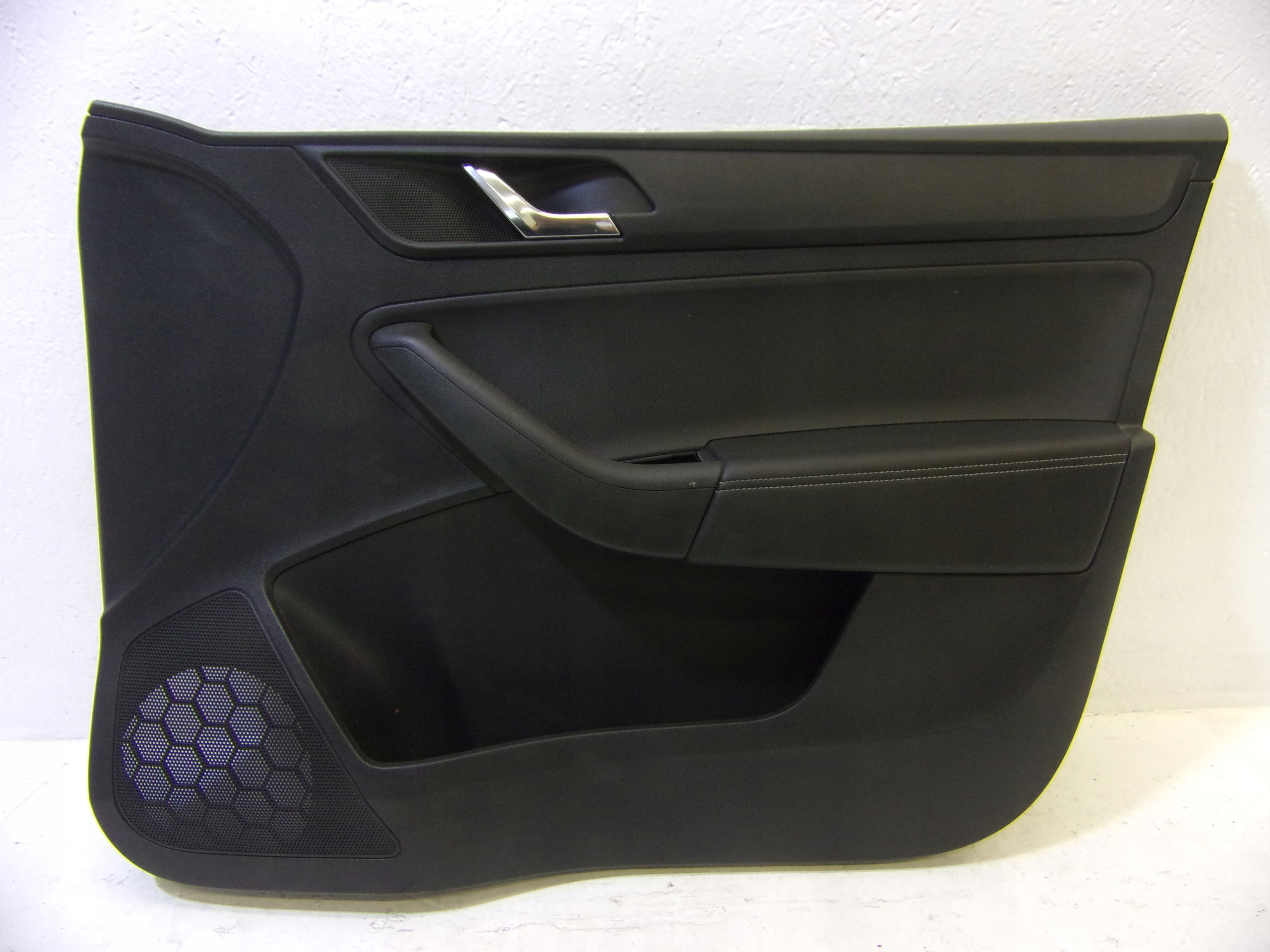 дверные карты правый передний SKODA RAPID 5JB867014E