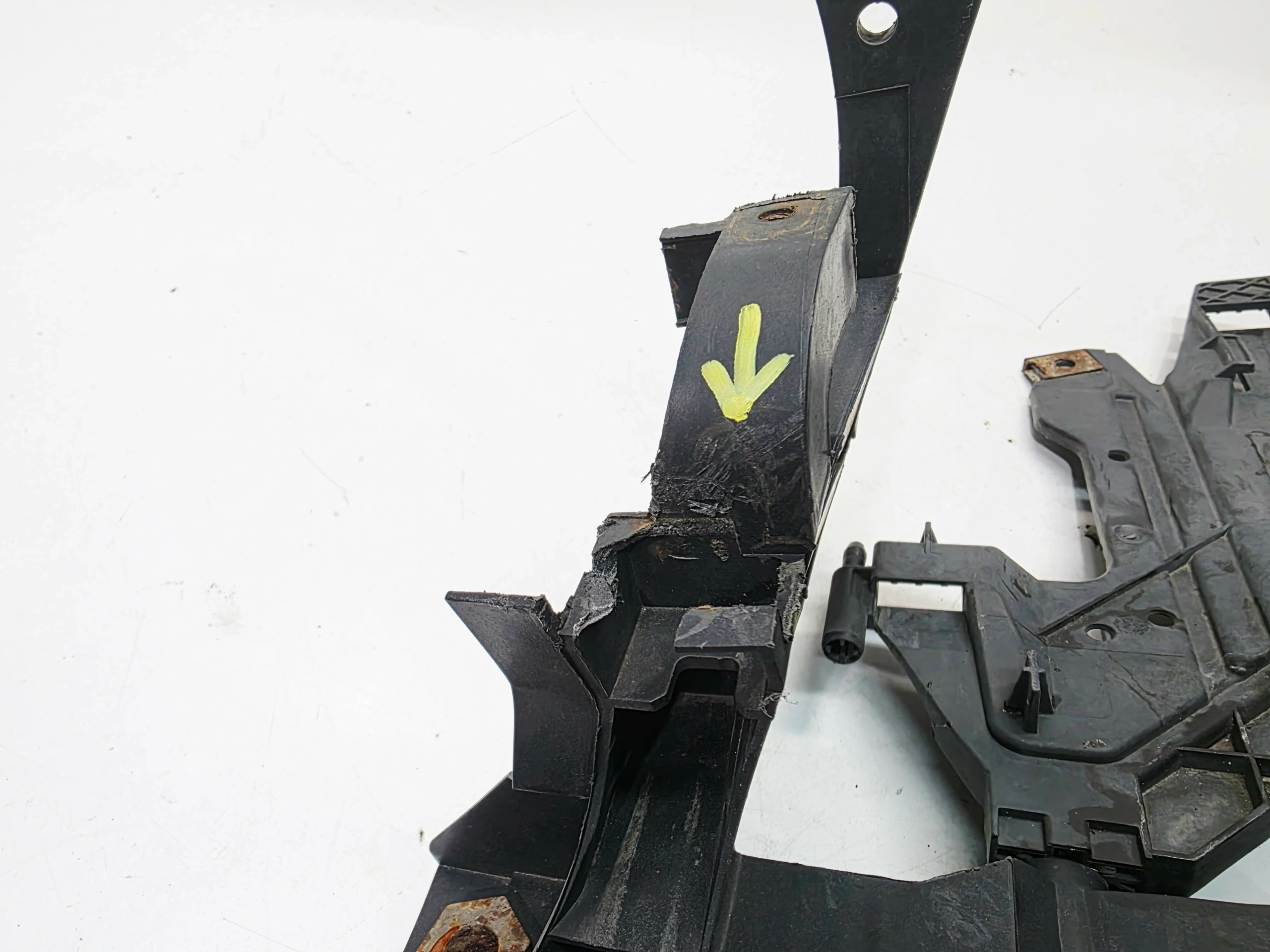 support holder REFLEKTORA left AUDI A4 B8 8K0805607C 2/25