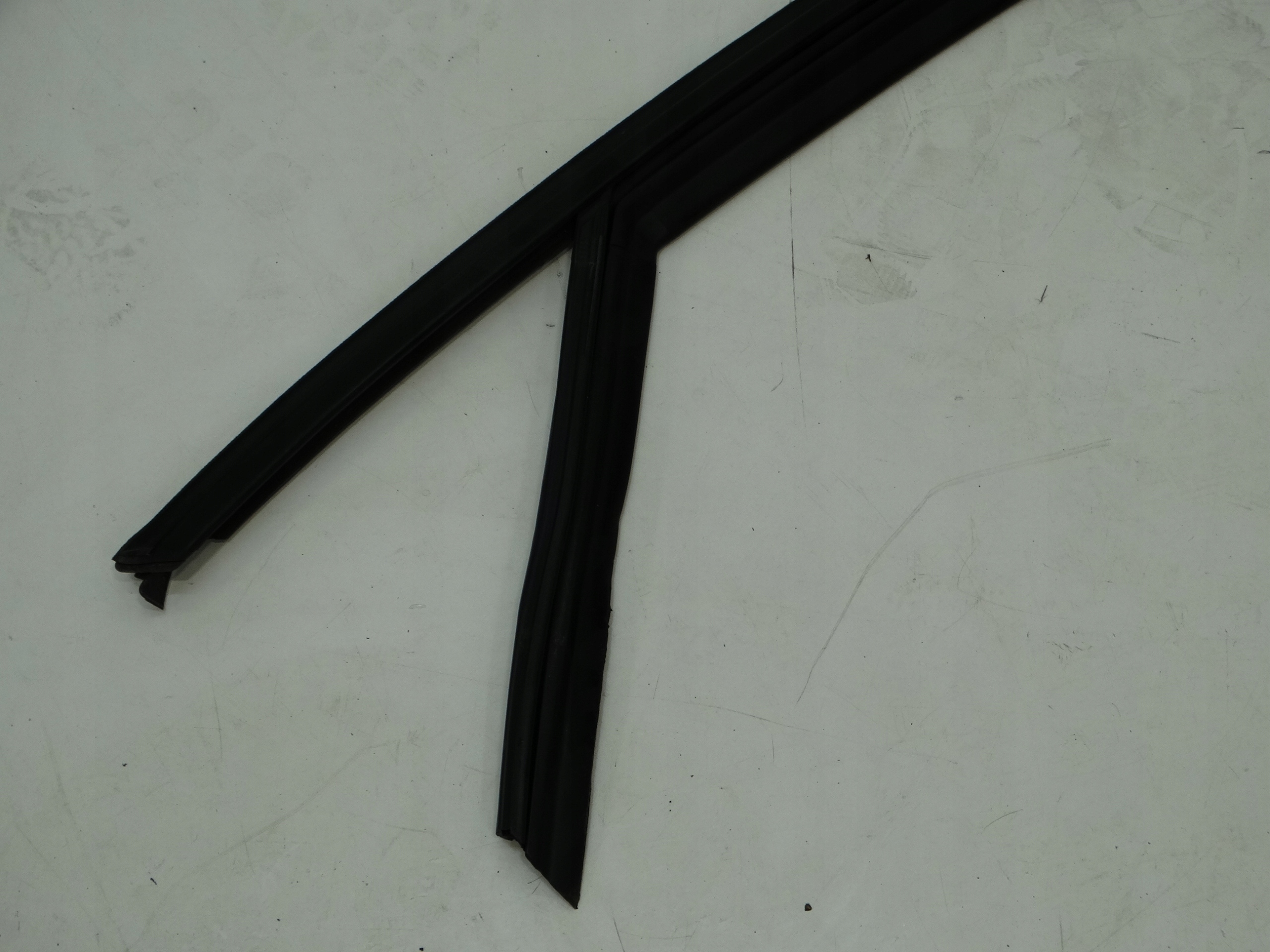 gasket windows left front CITROEN C4 III 2020R.- 9833078880