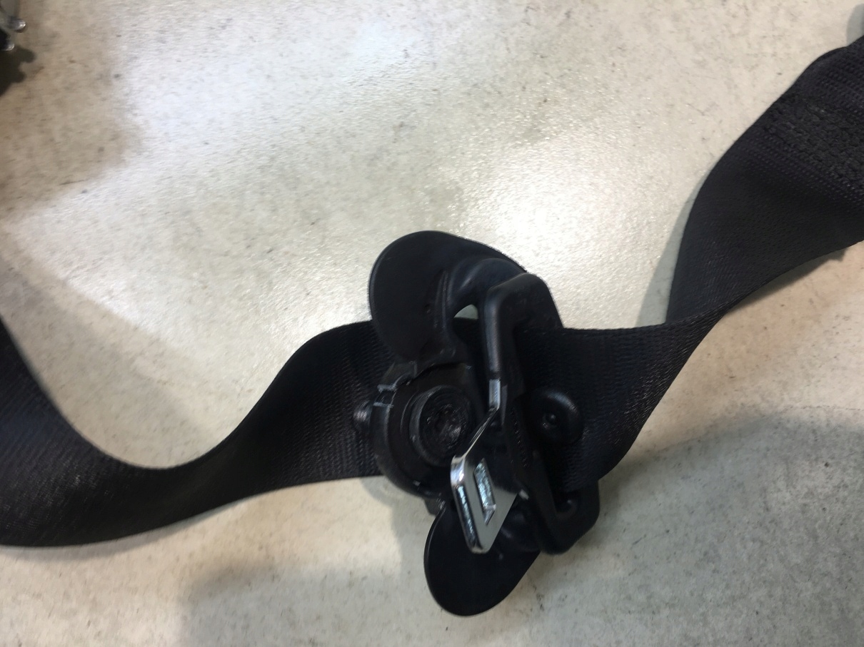 tension belt safety right front BMW 1 E87 33059849