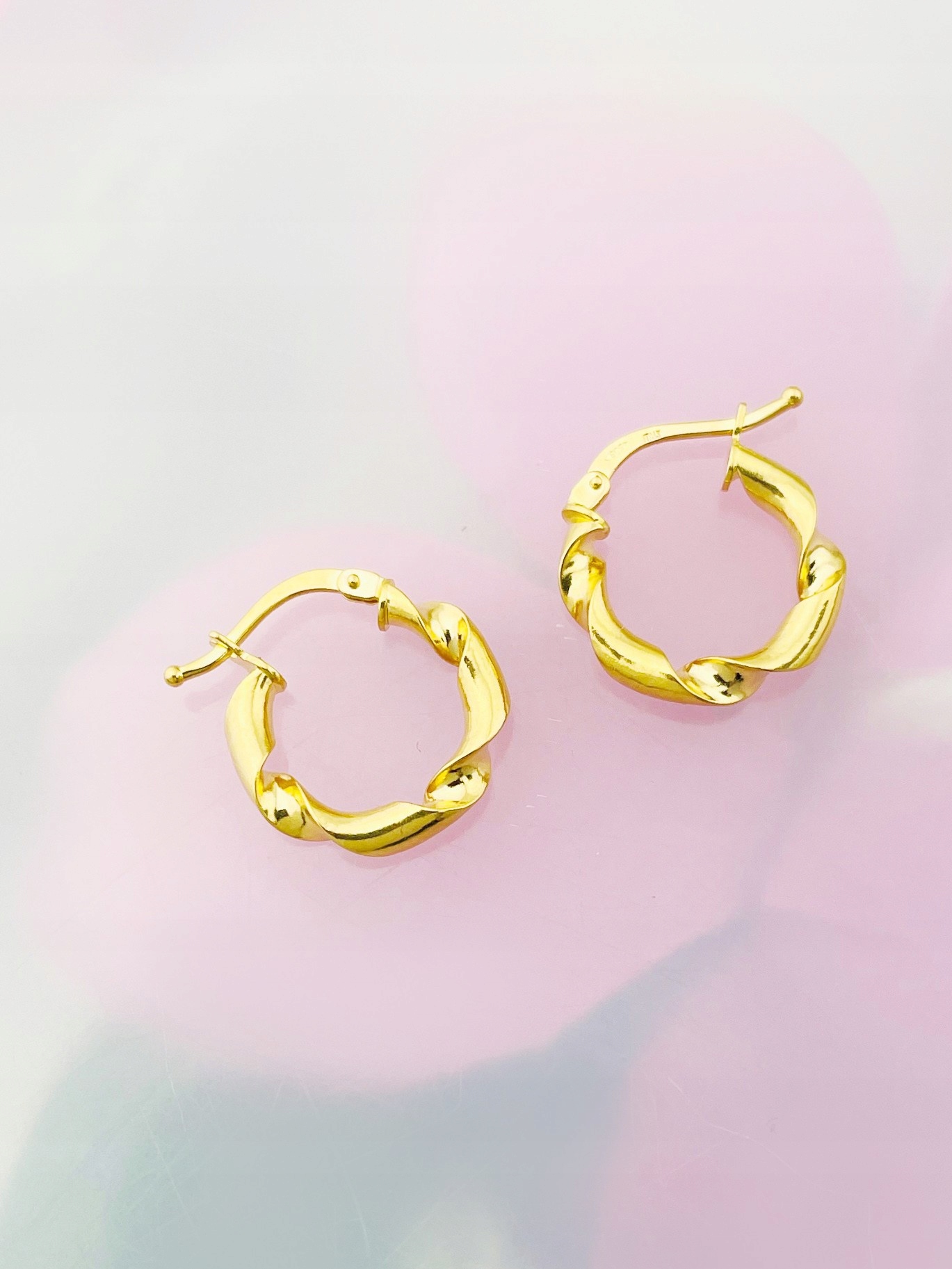 Zlaté kruhové náušnice s kroužky zkroucenými, twist leštěnými