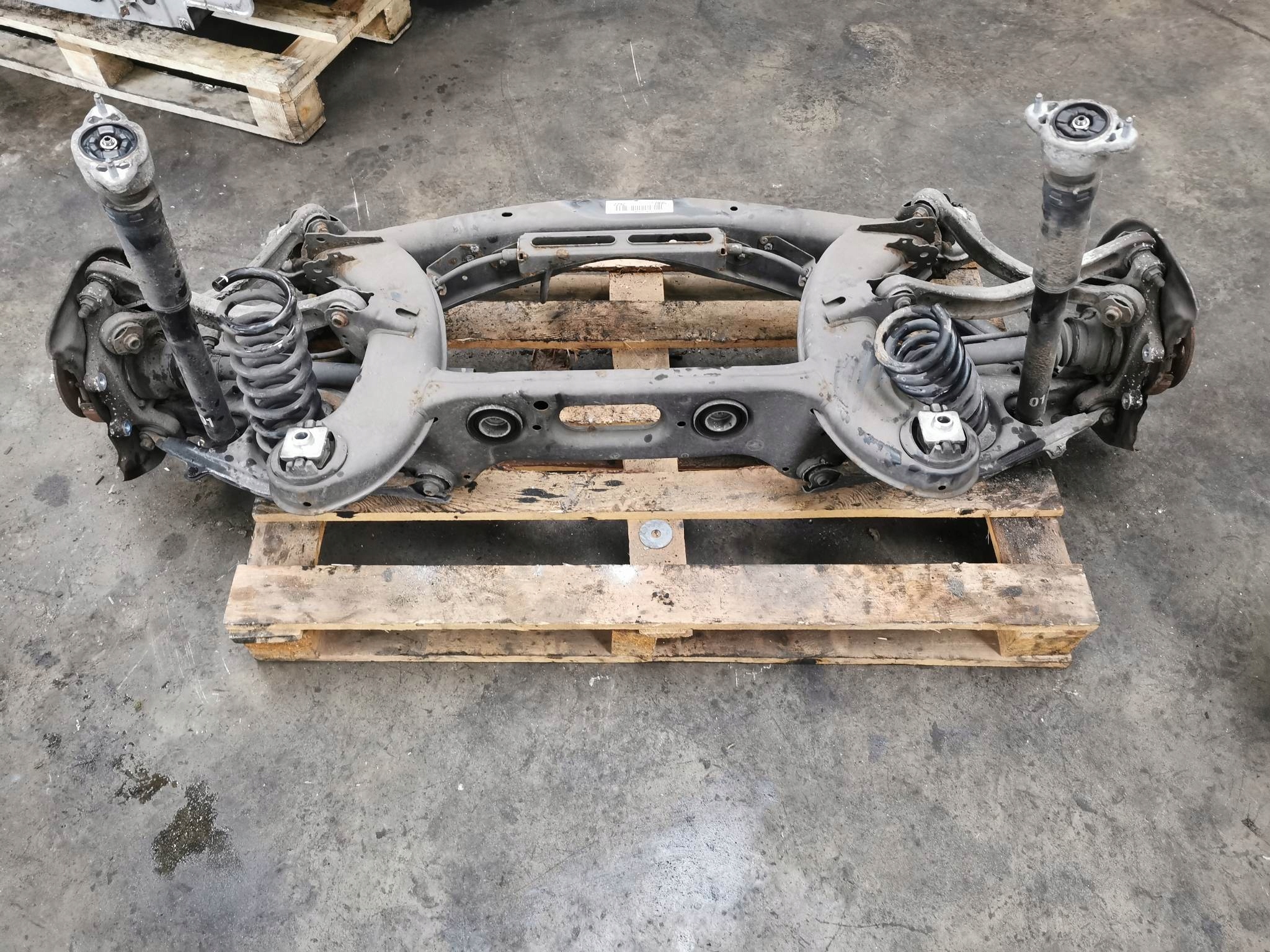 BELKA ZAWIESZENIA TYŁ MERCEDES W204 SEDAN