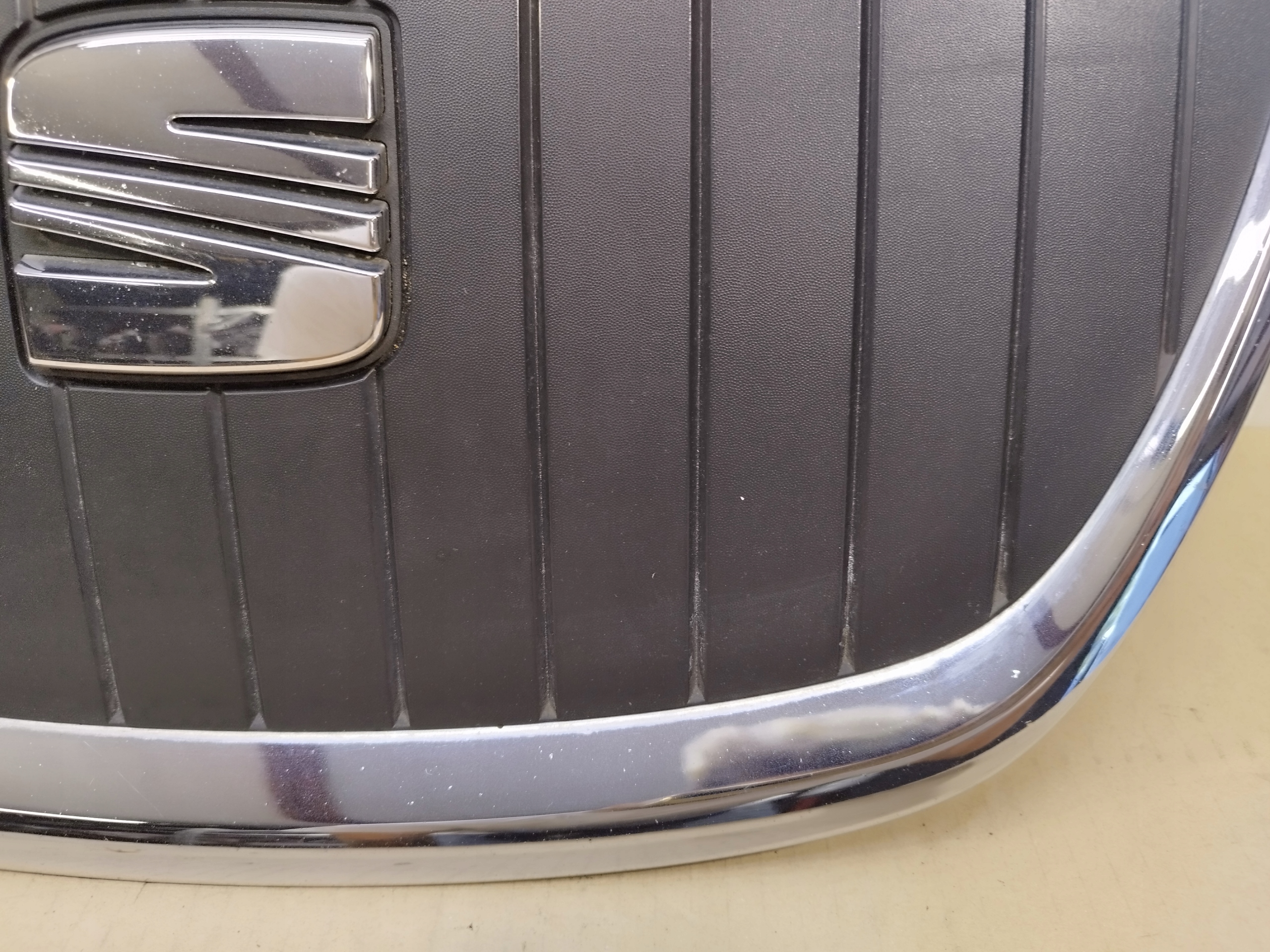 решетка радиатора бампер перед seat Leon II рестайлинг года 2009-2012 1P0853654D
