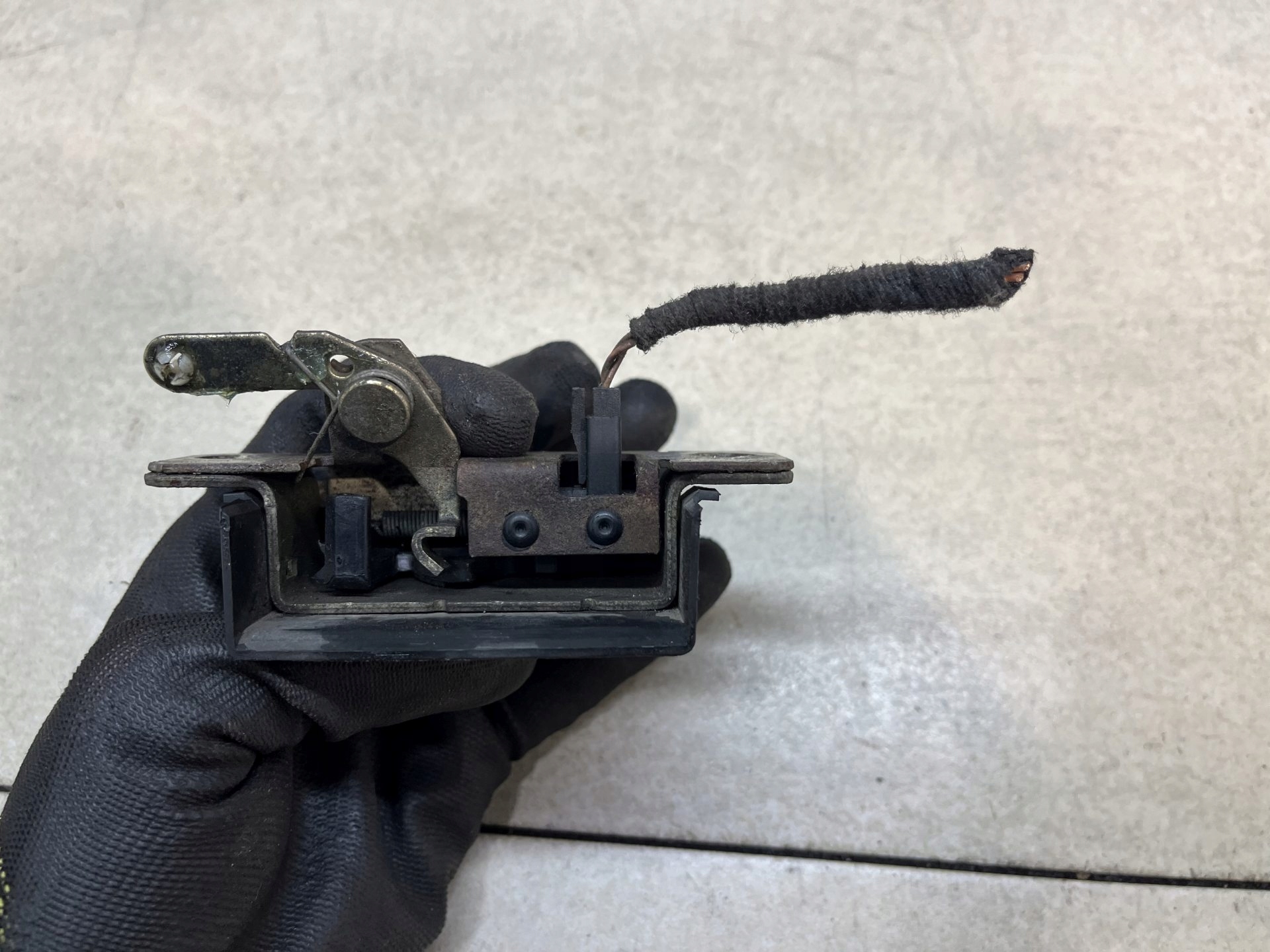 lock bonnet boot VW POLO IV 1.2 12V 6Q6827505B