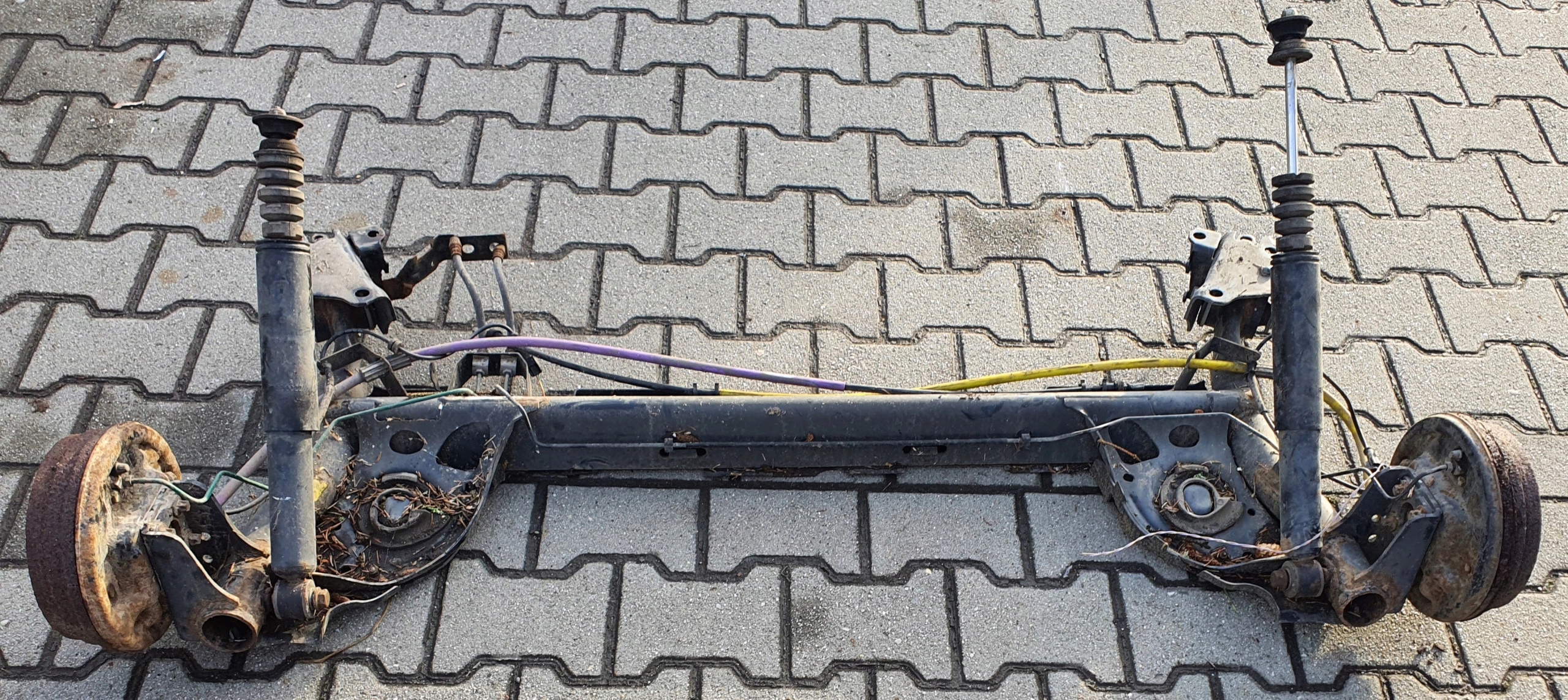 Tylna oś belka tył Renault Cio III Modus bębny abs