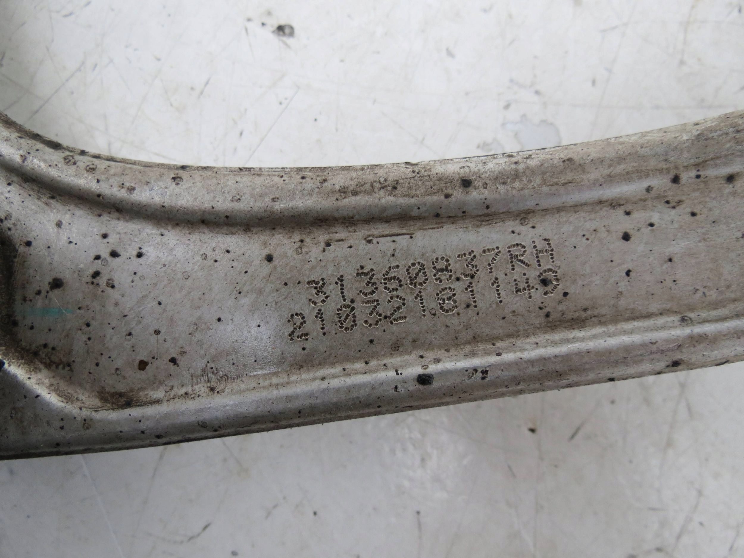 arm upper right front VOLVO S90 II 2.0 D 190KM 2016-2021R 31360837