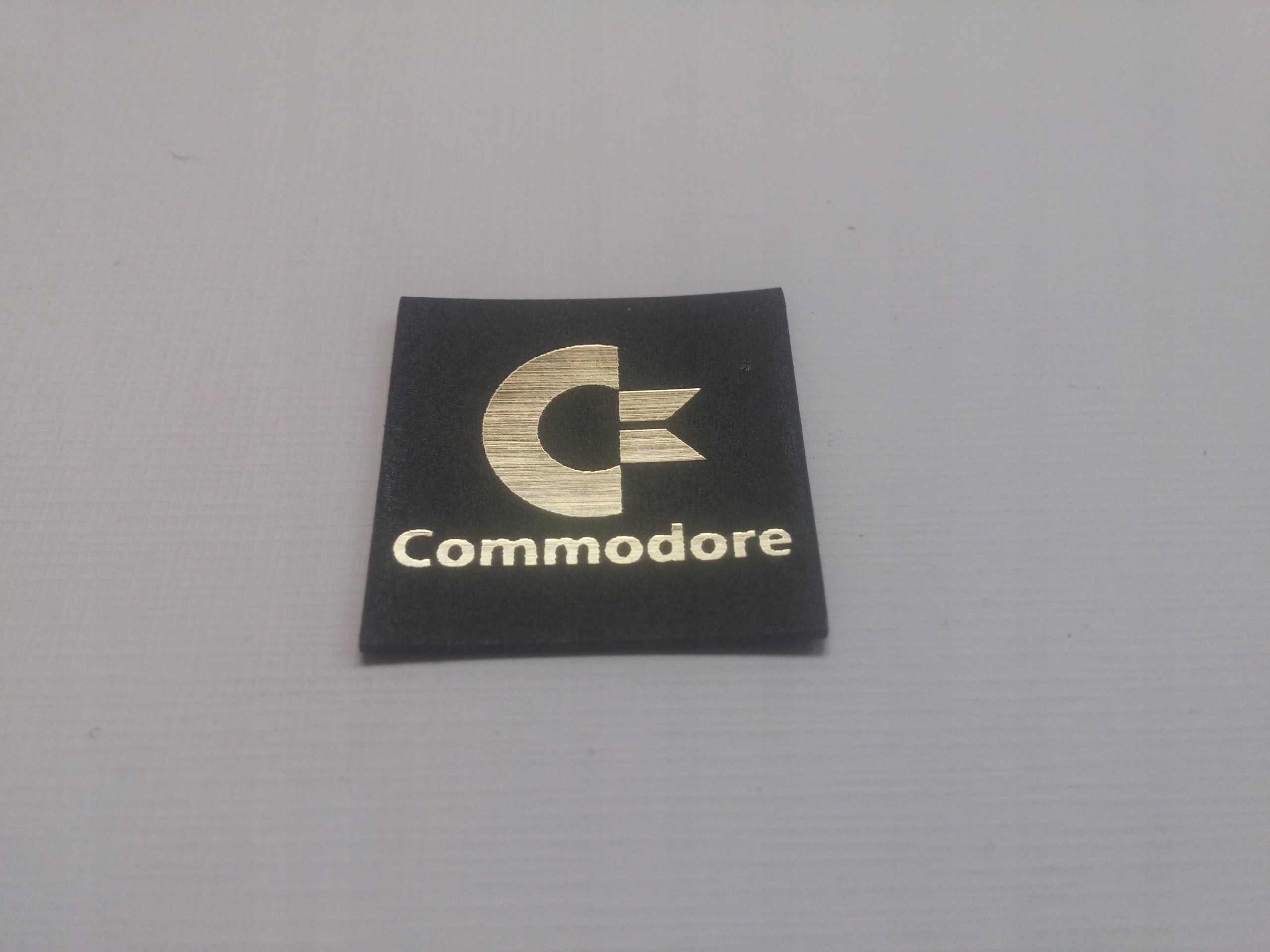 

Commodore naklejka emblemat 24 x 24 mm *złota