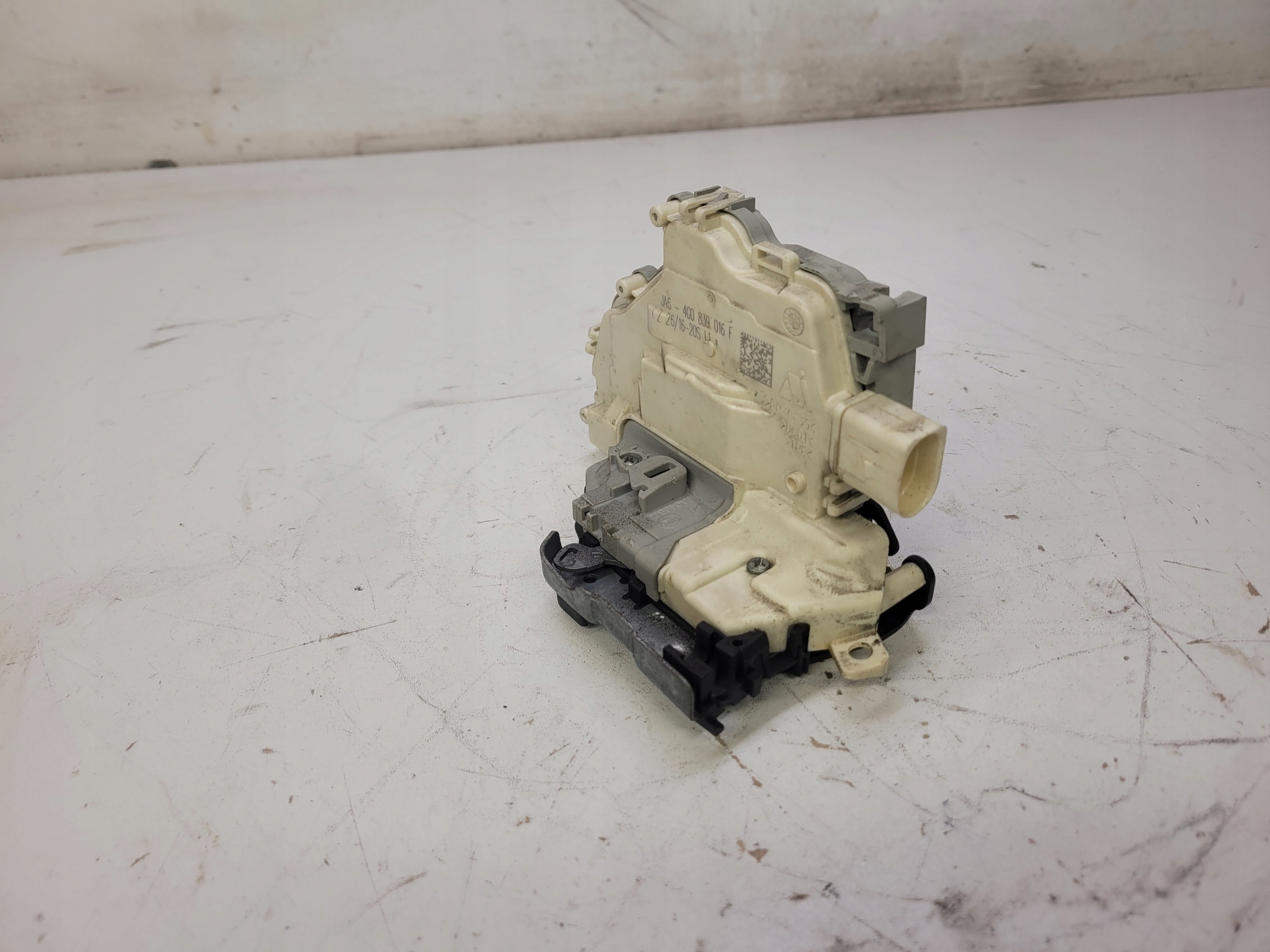 lock door right rear part AUDI A4 B9 A5 A6 4G0839016F