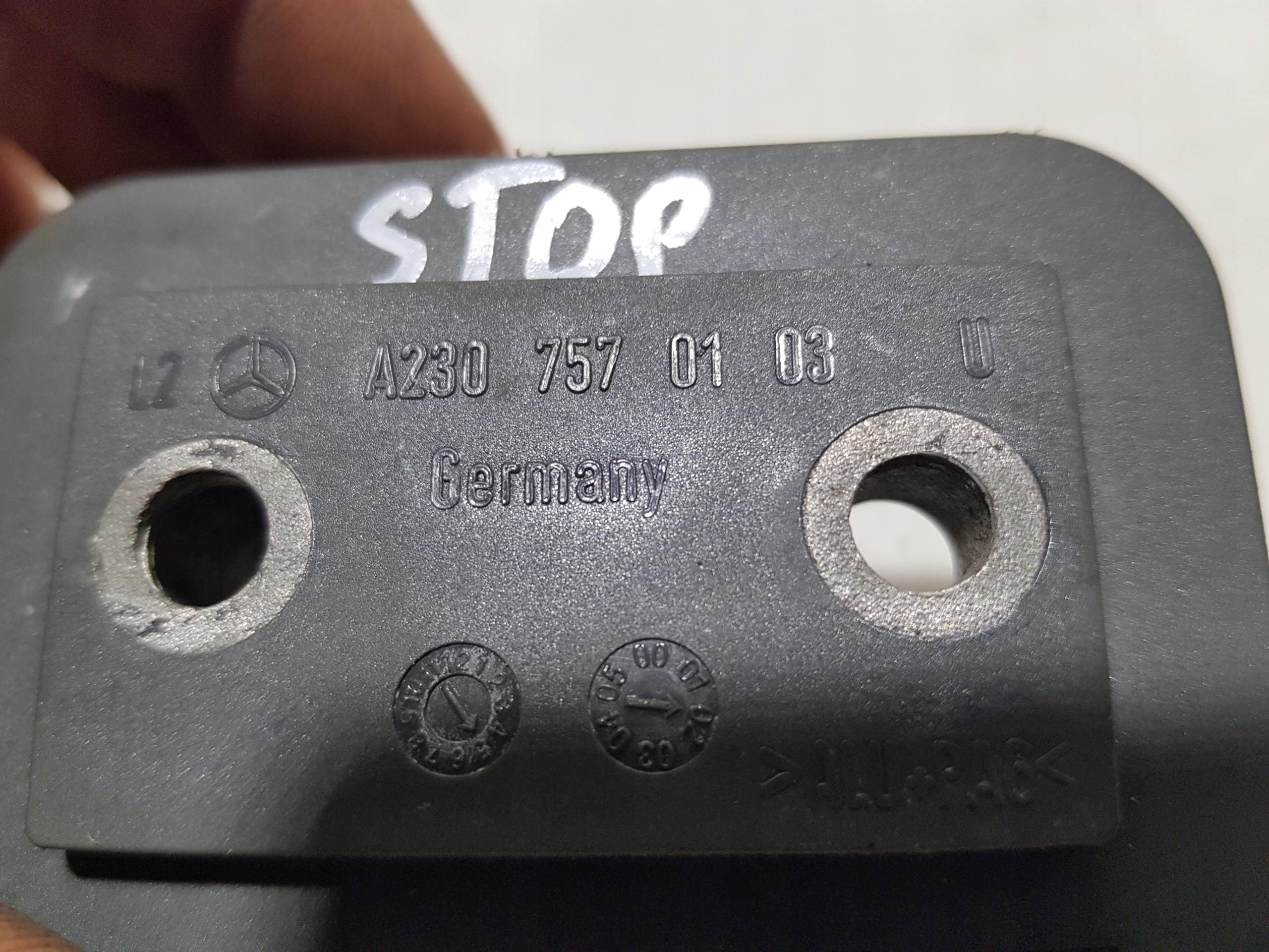 PROWADNICA tip bonnet left MERCEDES SL R230 A2307570103