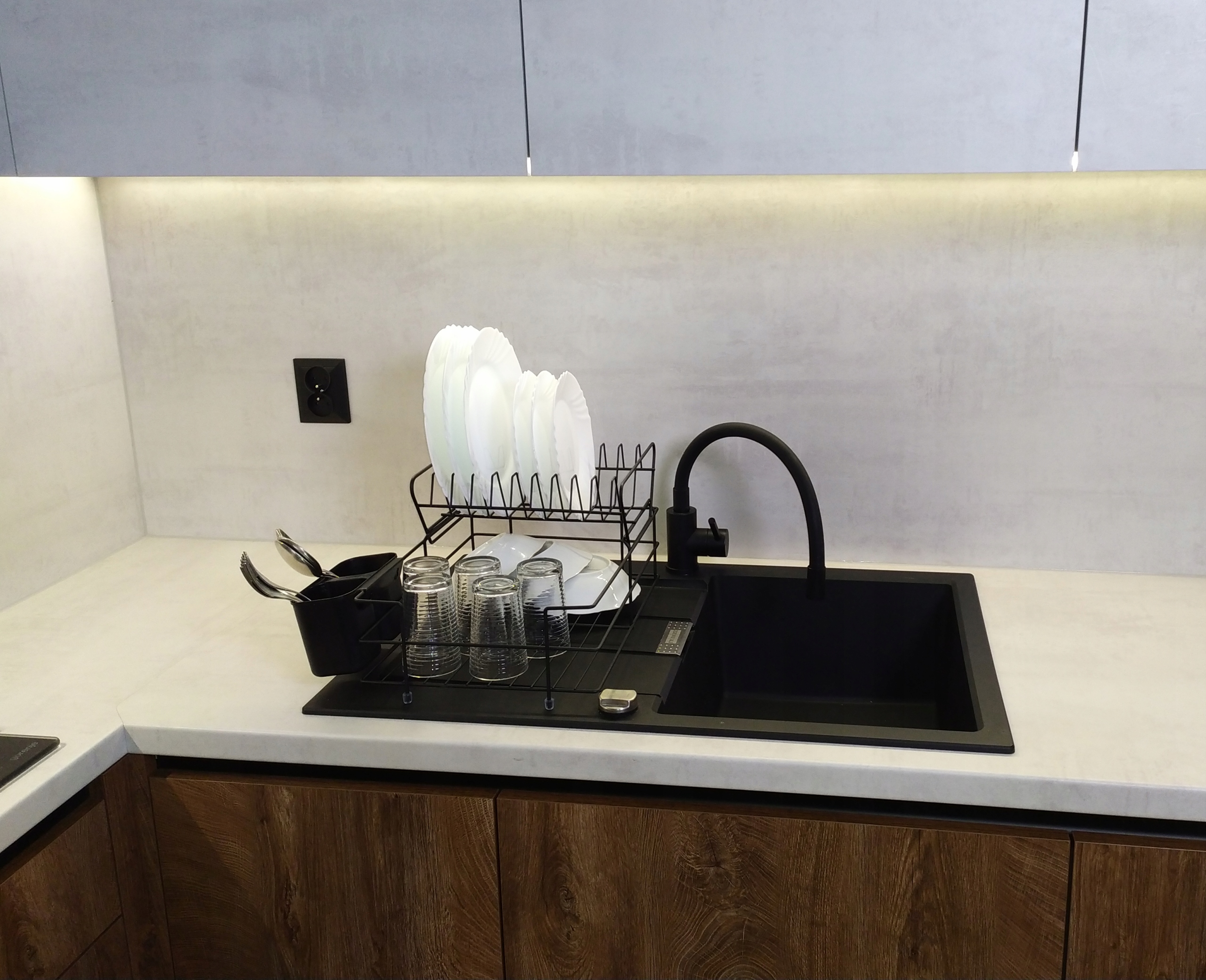 DWUPOZIOMOWA SUSZARKA DO NACZYŃ CZARNA DUŻA Z TACĄ Kolor czarny