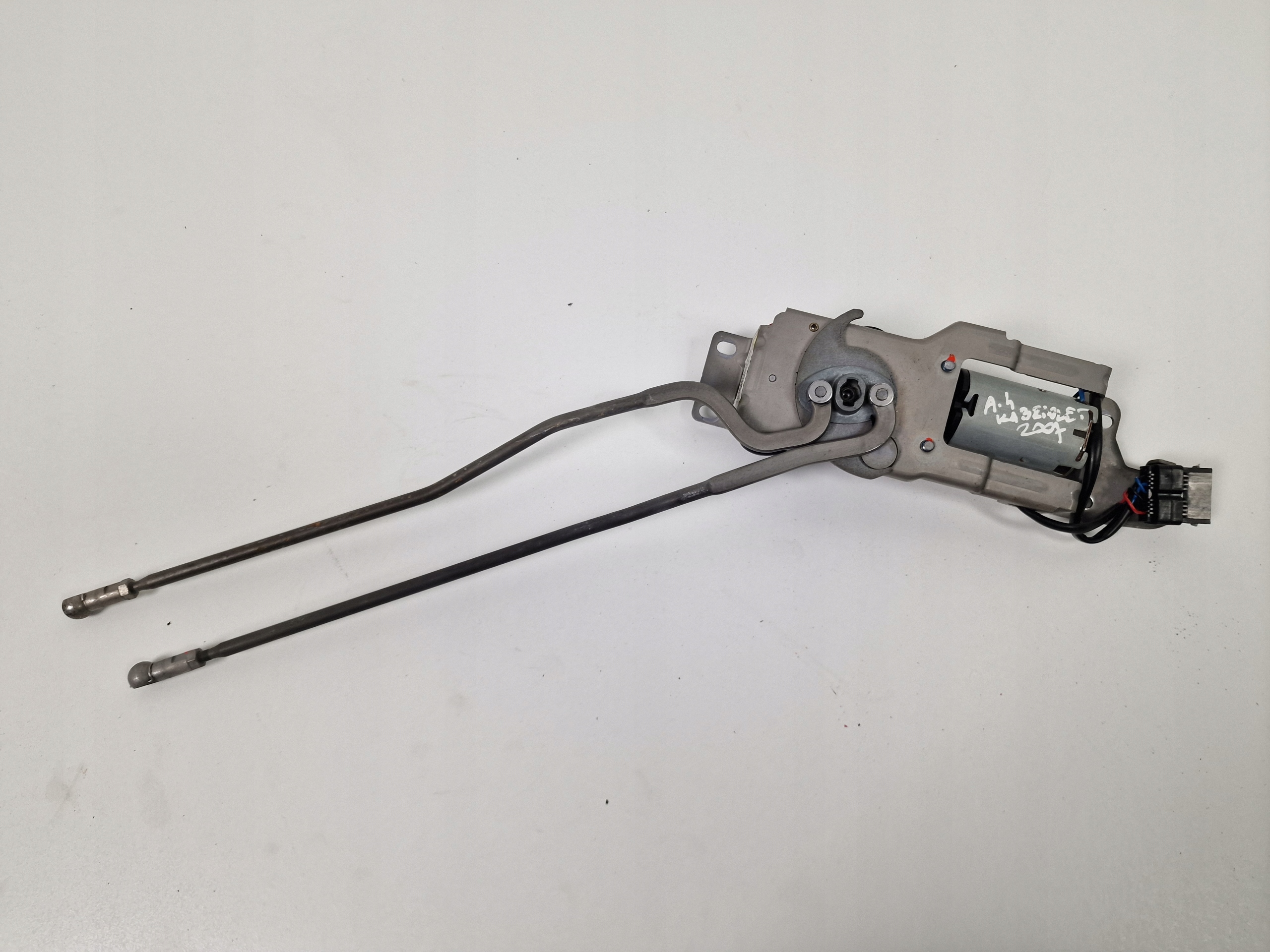 8H0871401A - AUDI A4 B6 кабриолет замок двигателя тяга крыши