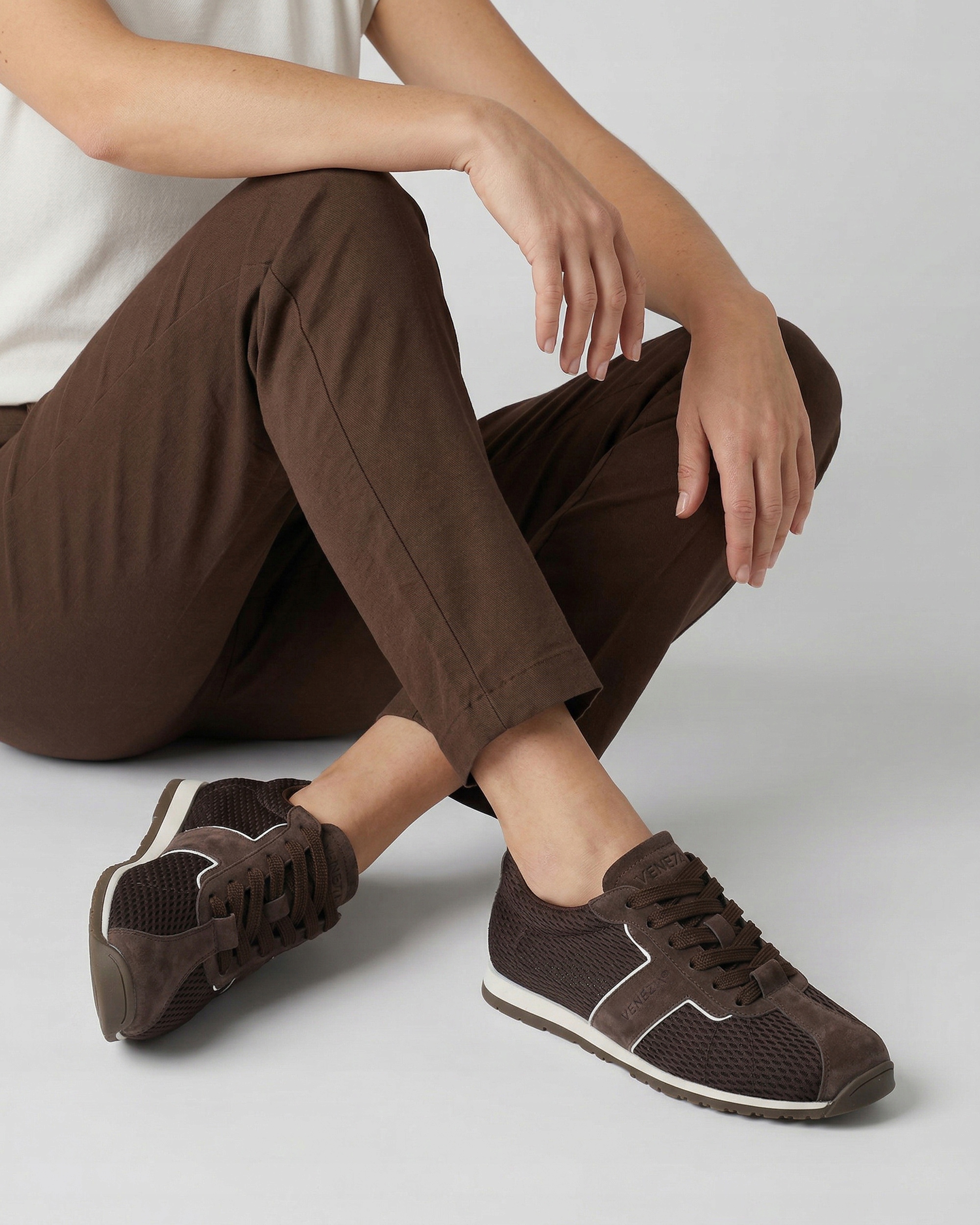 Venezia Brązowe materiałowe sneakersy z białymi detalami roz. 40