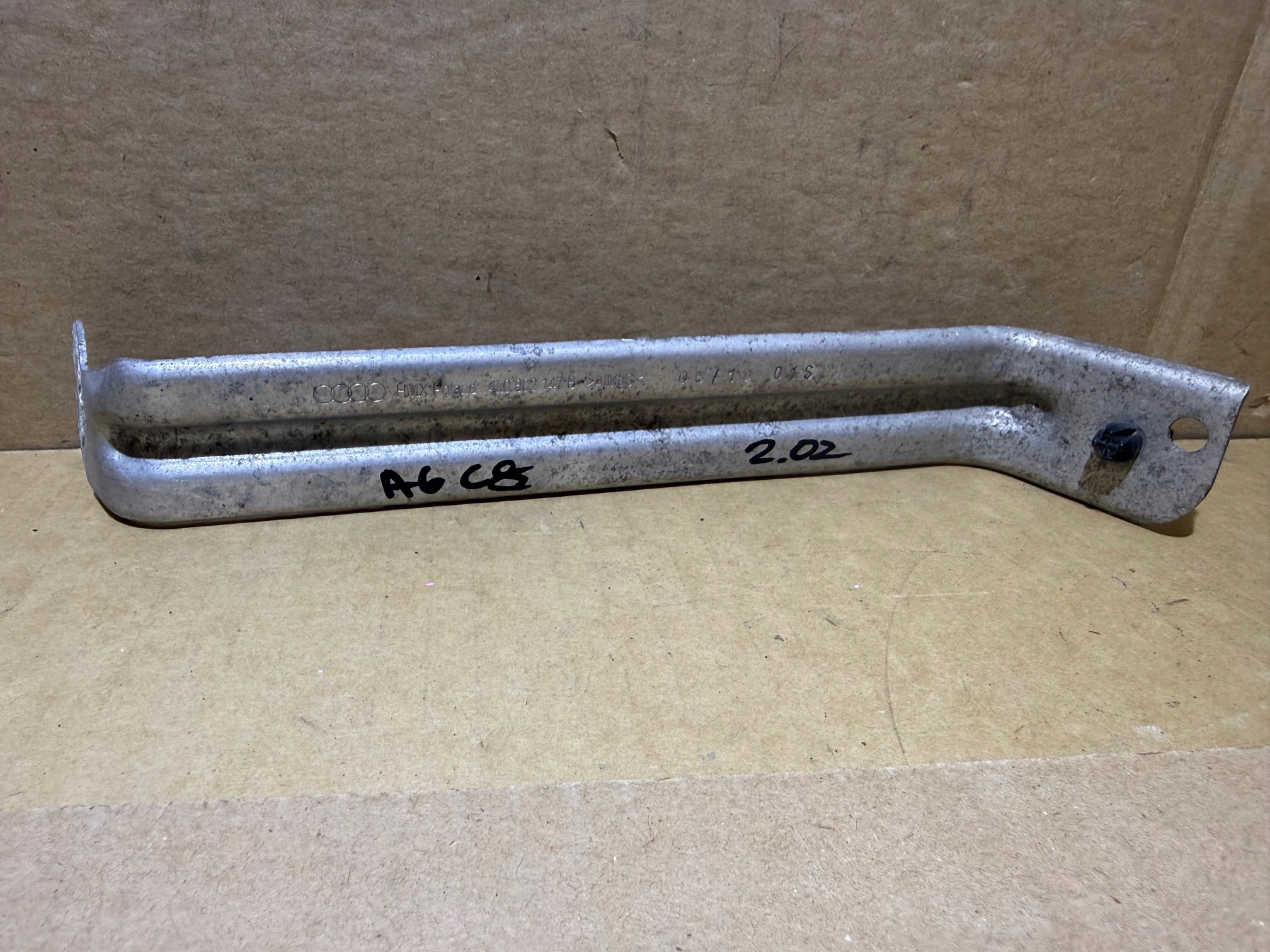 AUDI A6 C8 Poignée Support plaque du crochet remorquage 4K0802147B