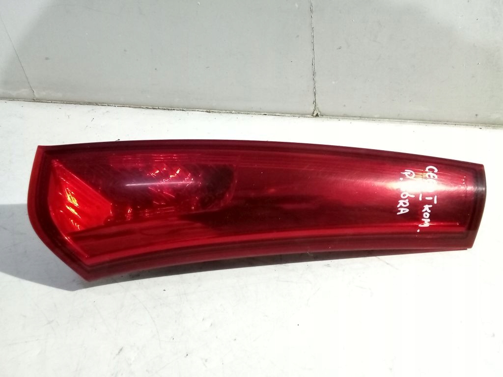 Kia Ceed and 1 kombi light right rear part rear upper