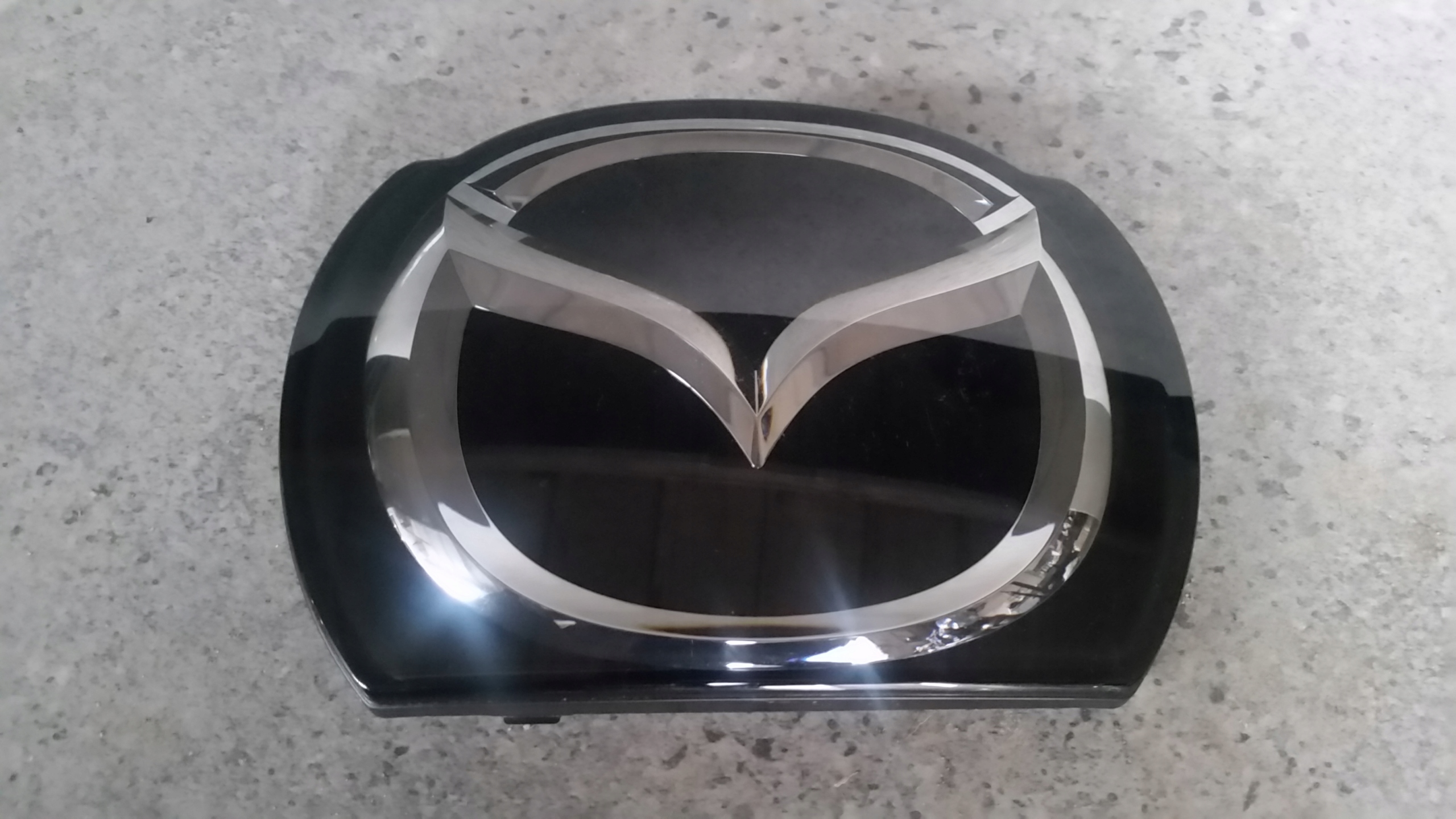 EMBLEMAT ZNACZEK W GRILLA POD RADAR DO MAZDA 3 BM BN ORYGINAŁ B45F-51731