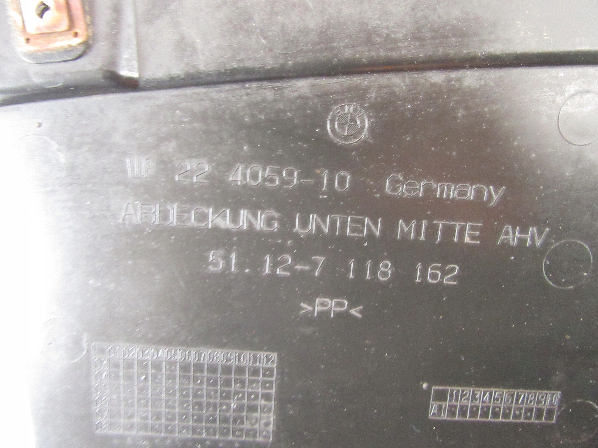 Blende Abdeckung Unterfahrschutz untere der Stoßstange mitte AHK BMW e81 e82 e87 e88