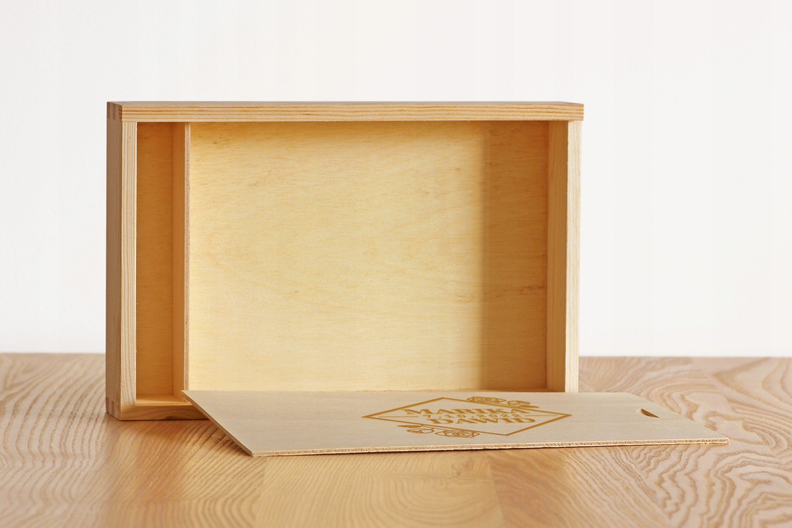 Pudełko z grawerem na zdjęcia 15x21 z przegródką Model PU0066