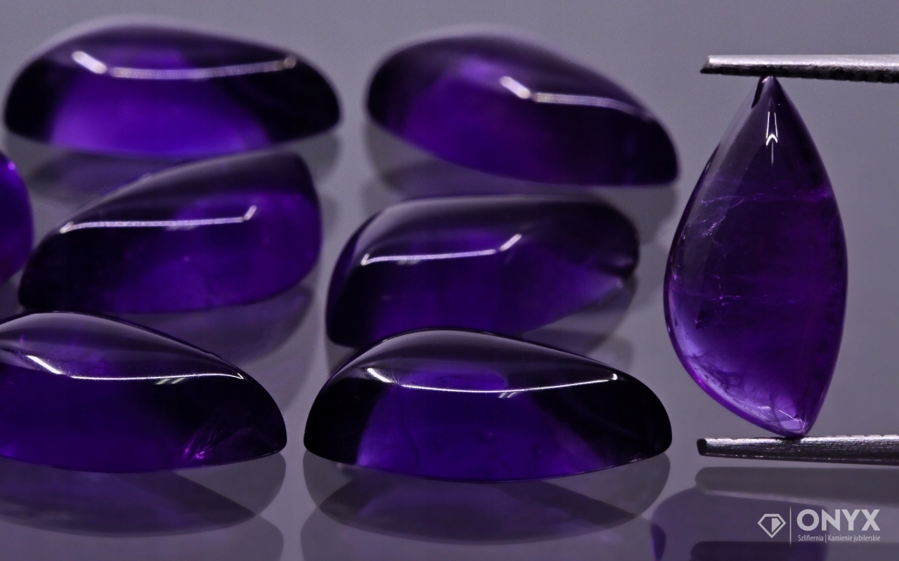 Ametyst A kabošon Levý nepravidelný 13,5x7 mm