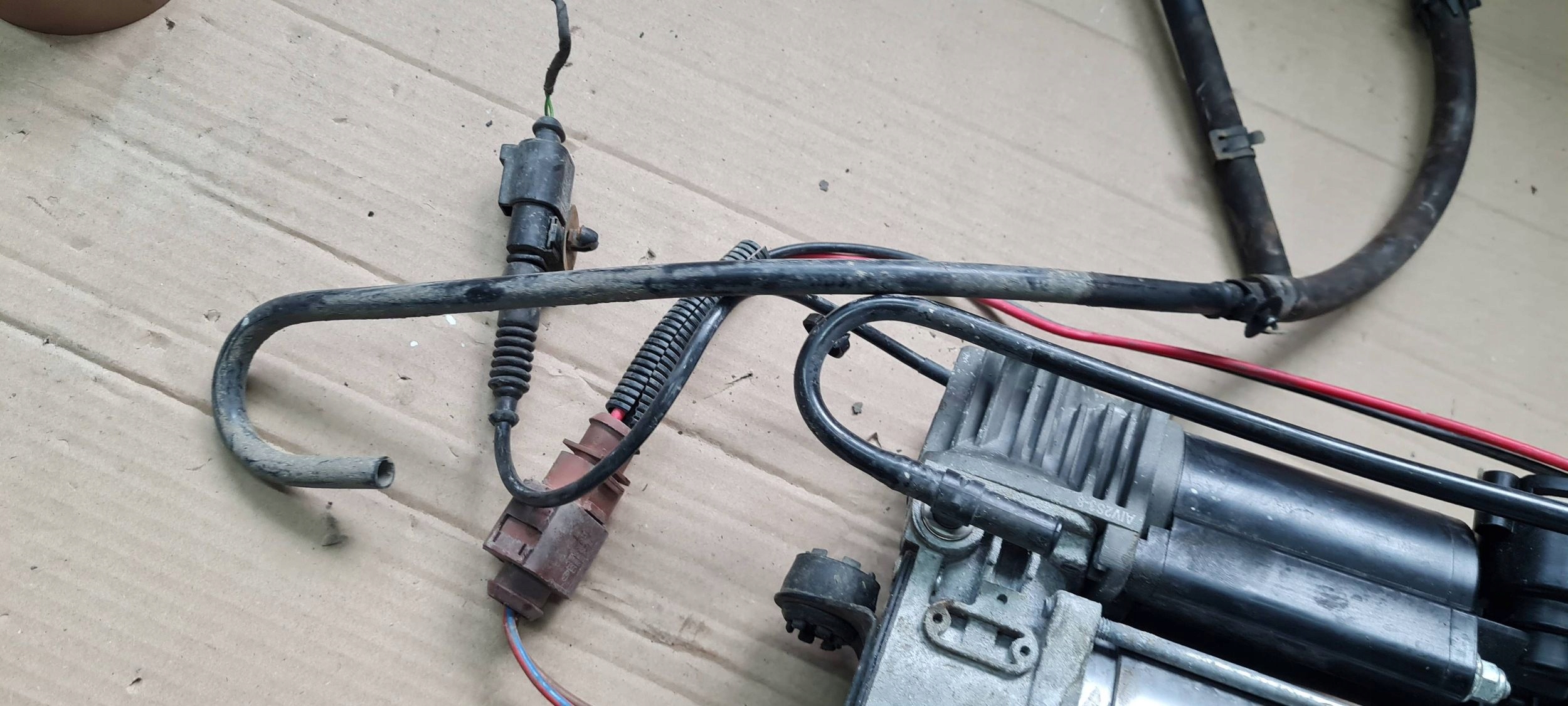 A6 C6 LIFT ALLROAD compressor; springing PNEUMATYKI valve 4F0616006A