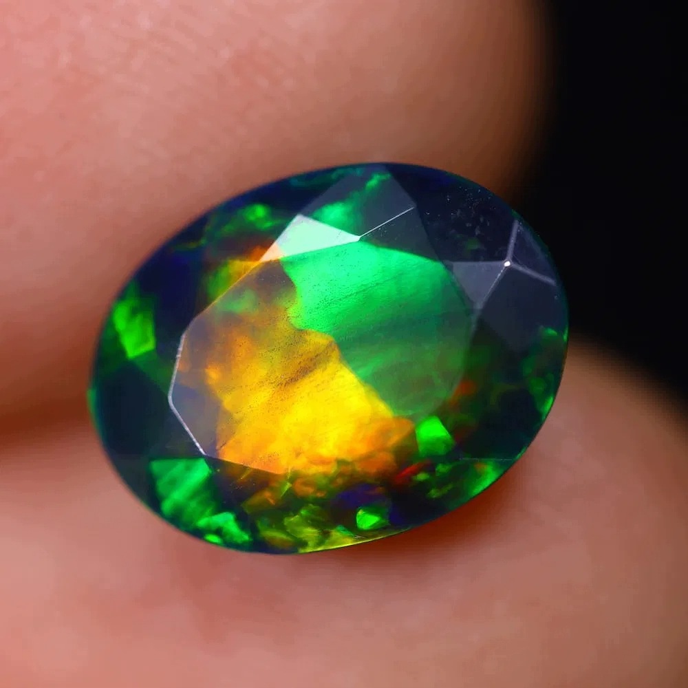 Přírodní opál černý 2.82 ct Ovál Etiopie certifikát Wbd