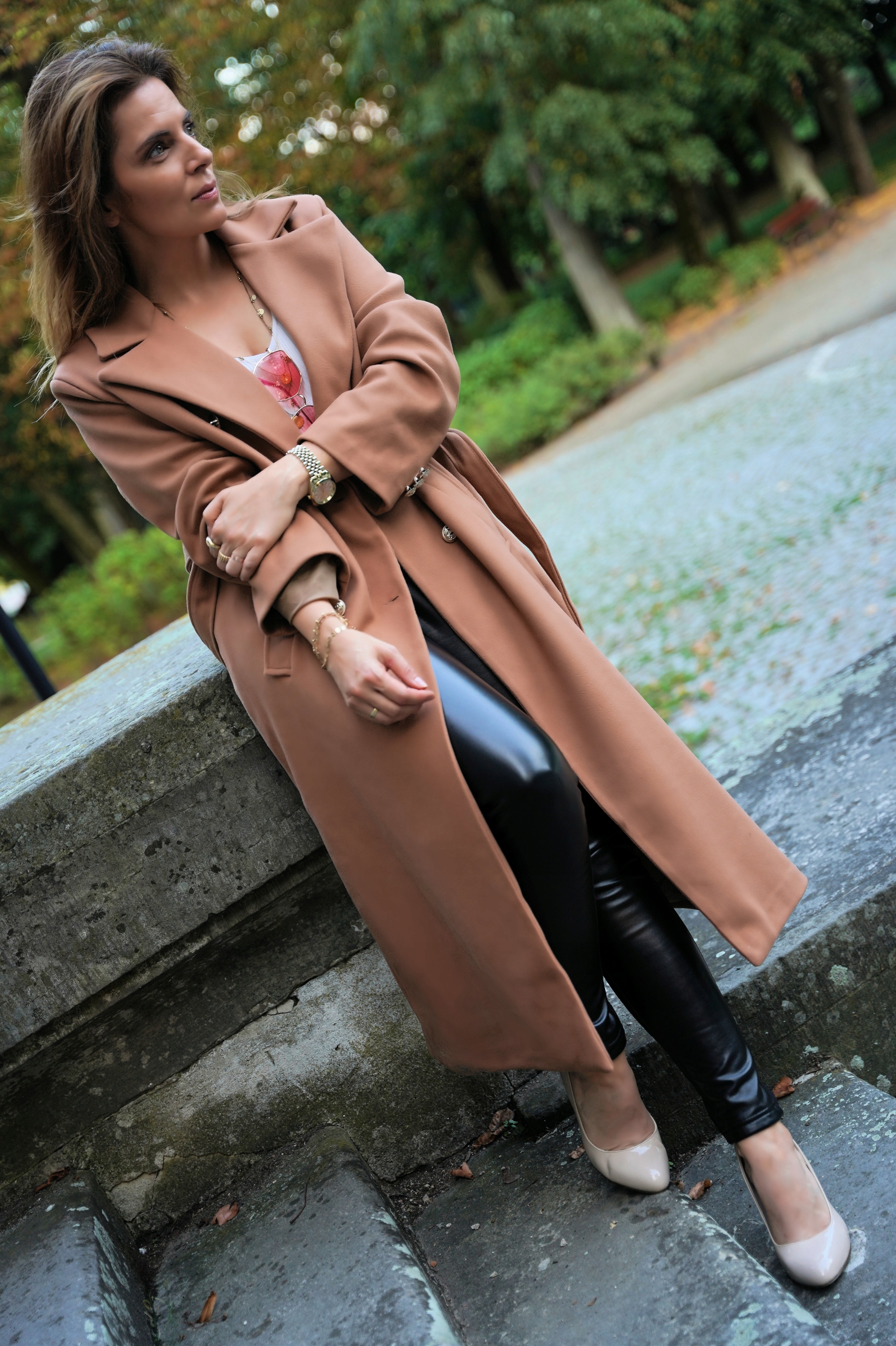 ELEGANCKI PŁASZCZ PRZEJŚCIOWY ZŁOTE GUZIKI MONICA KOLOR CAMEL Model oversize, luźny