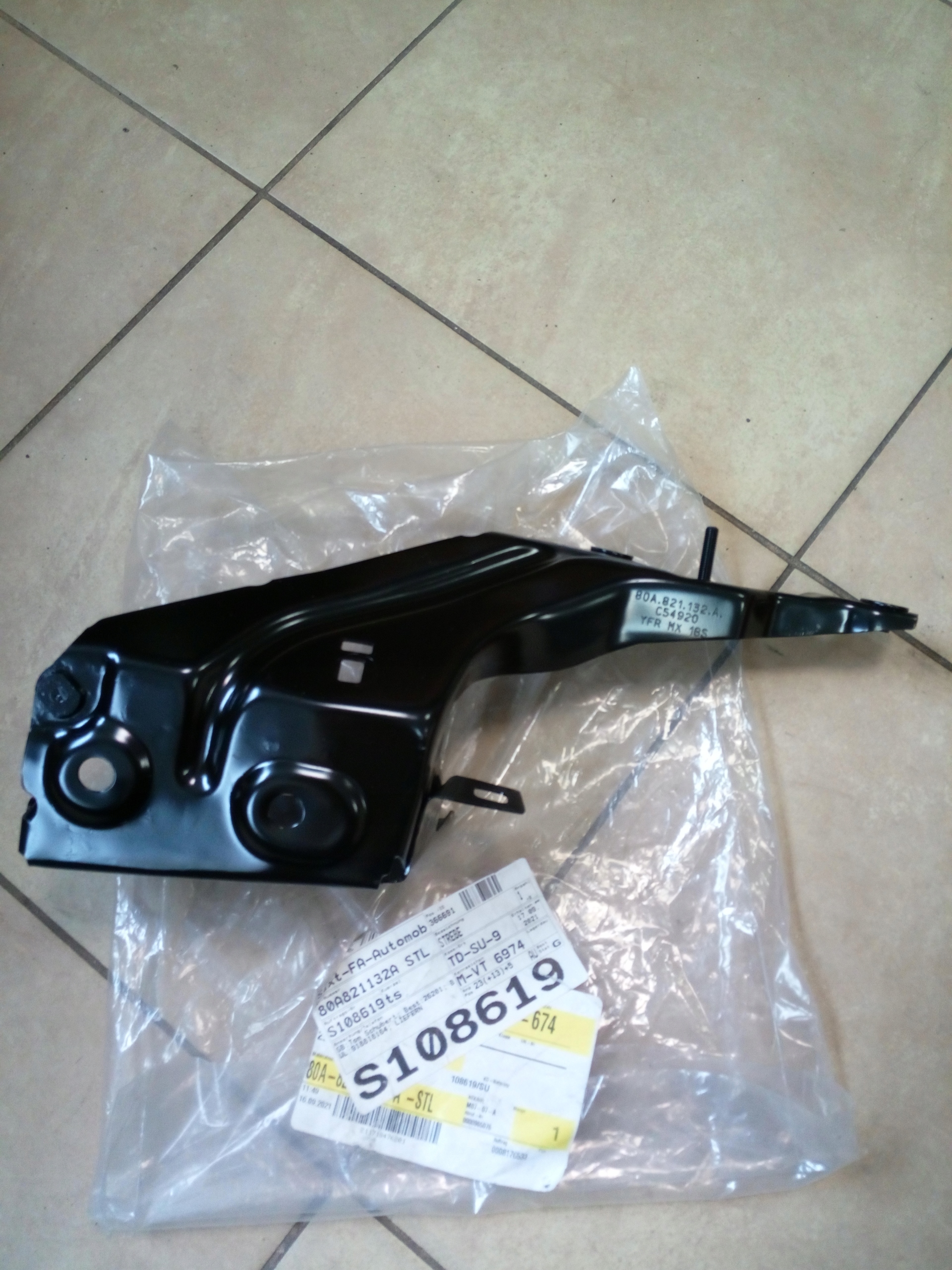 80A821132A 80A821136A - Кронштейн крыла AUDI Q5 80A передний новый orig.*