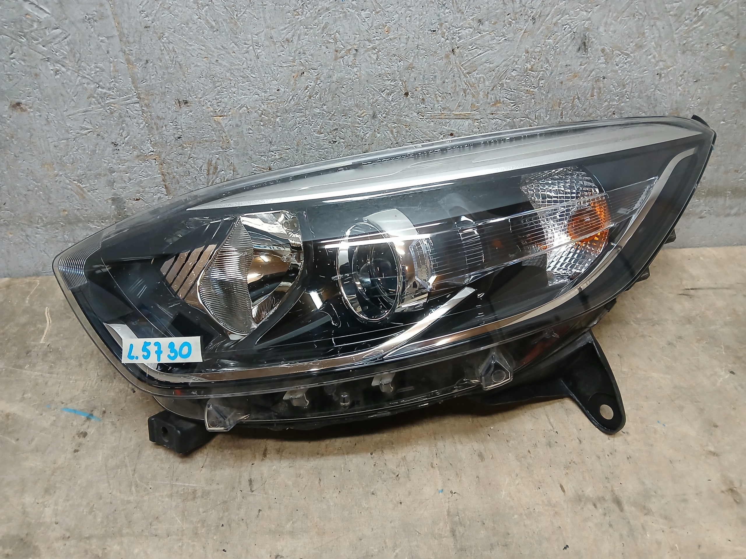 light front left RENAULT CAPTUR and 1 lens SREBRNA 260600953R