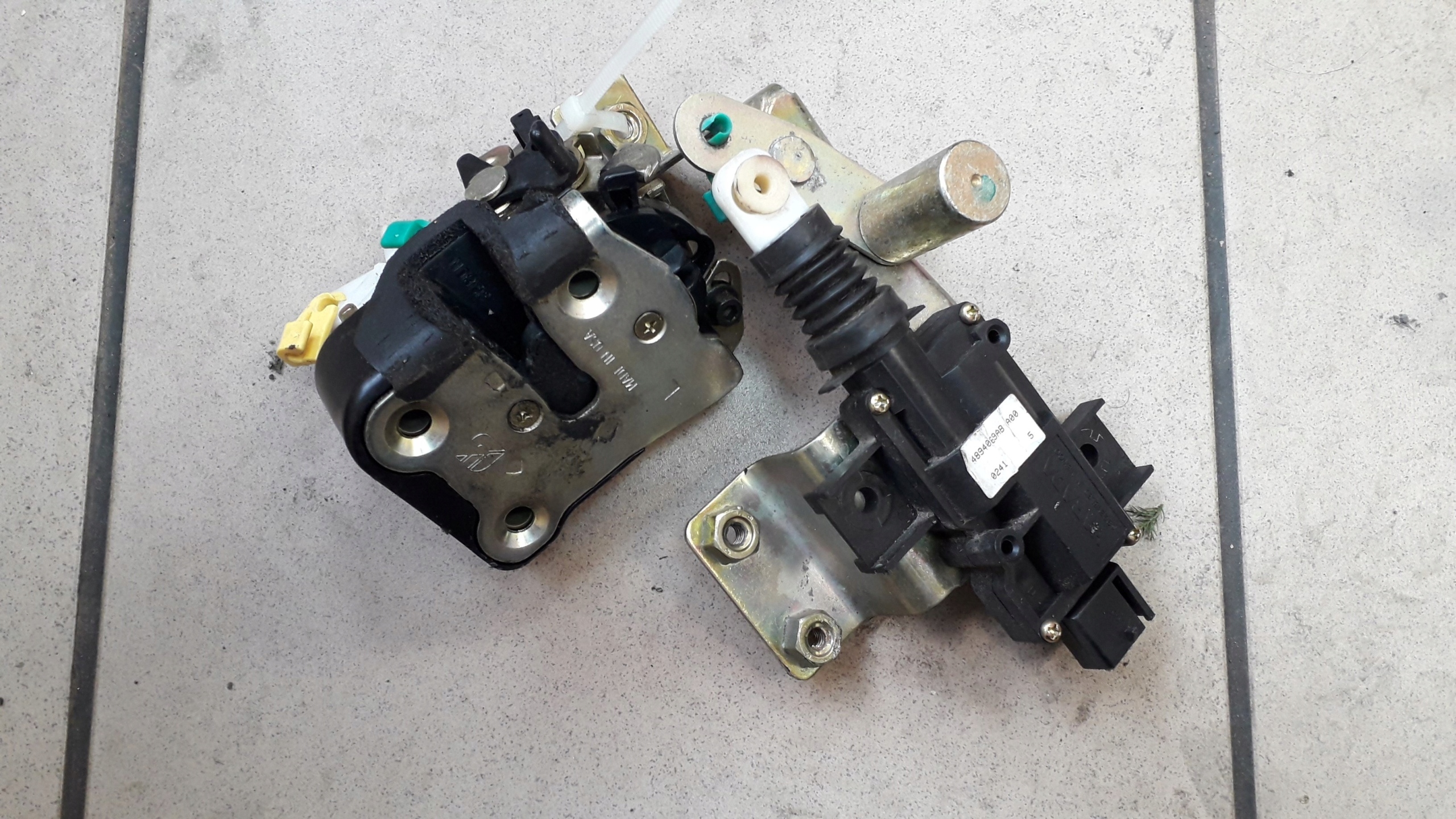 CHRYSLER PT CRUISER 99- ZAMEK LEWY TYLNY SIŁOWNIK