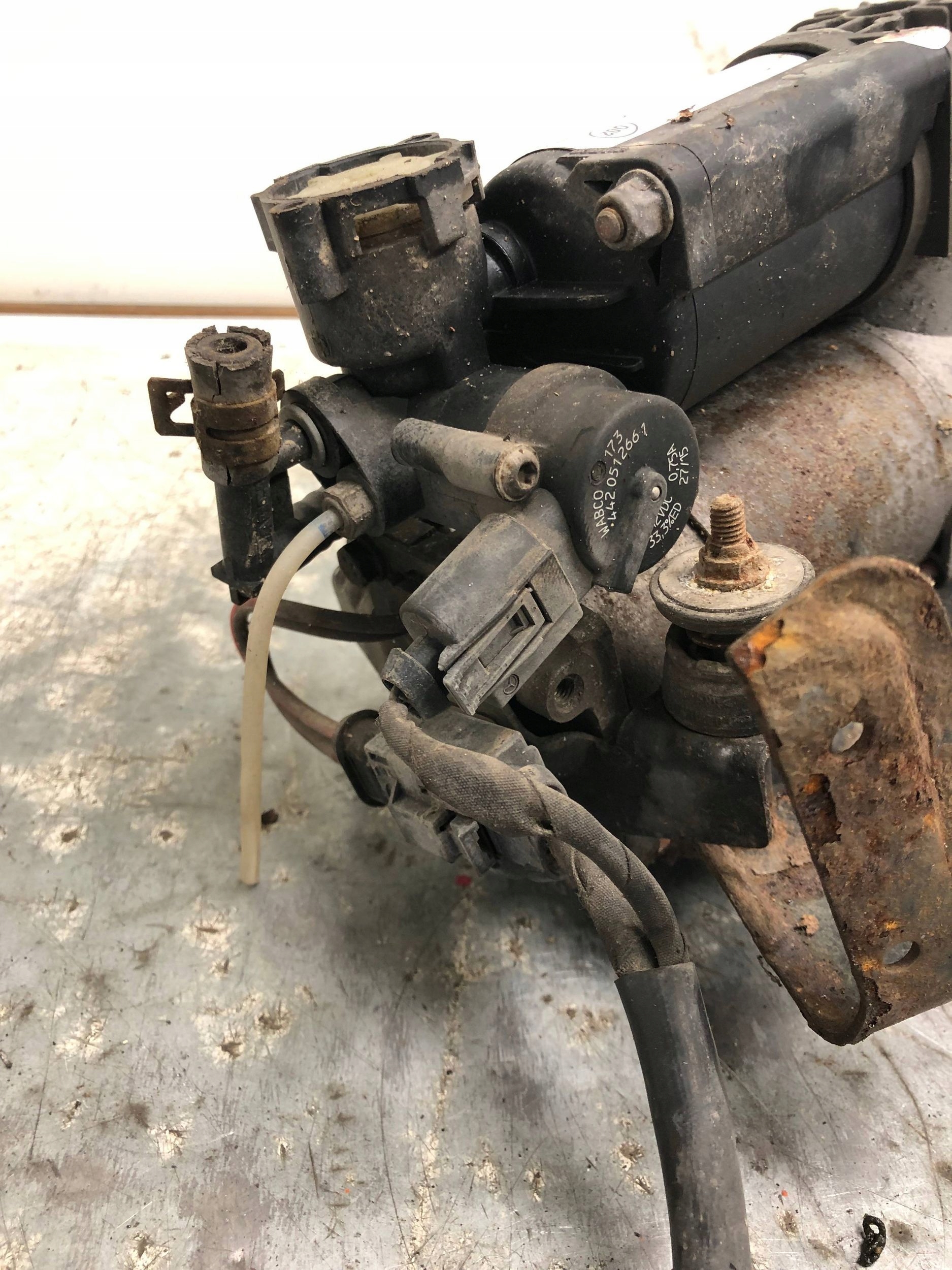 compressor; springing MERCEDES W211 4430201901