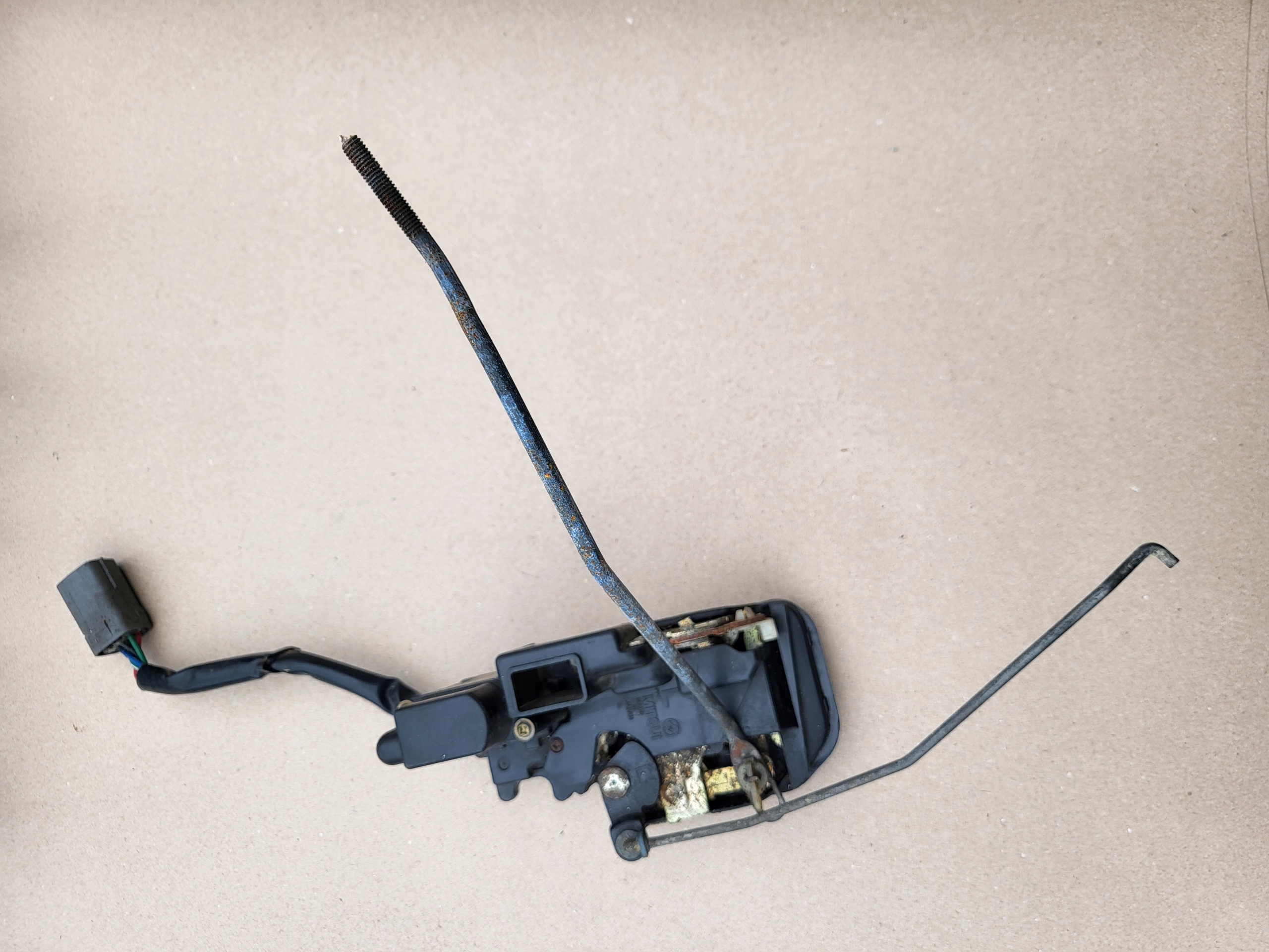lock door left front MAZDA 626 IV 2PIN OE EU 152800-7001