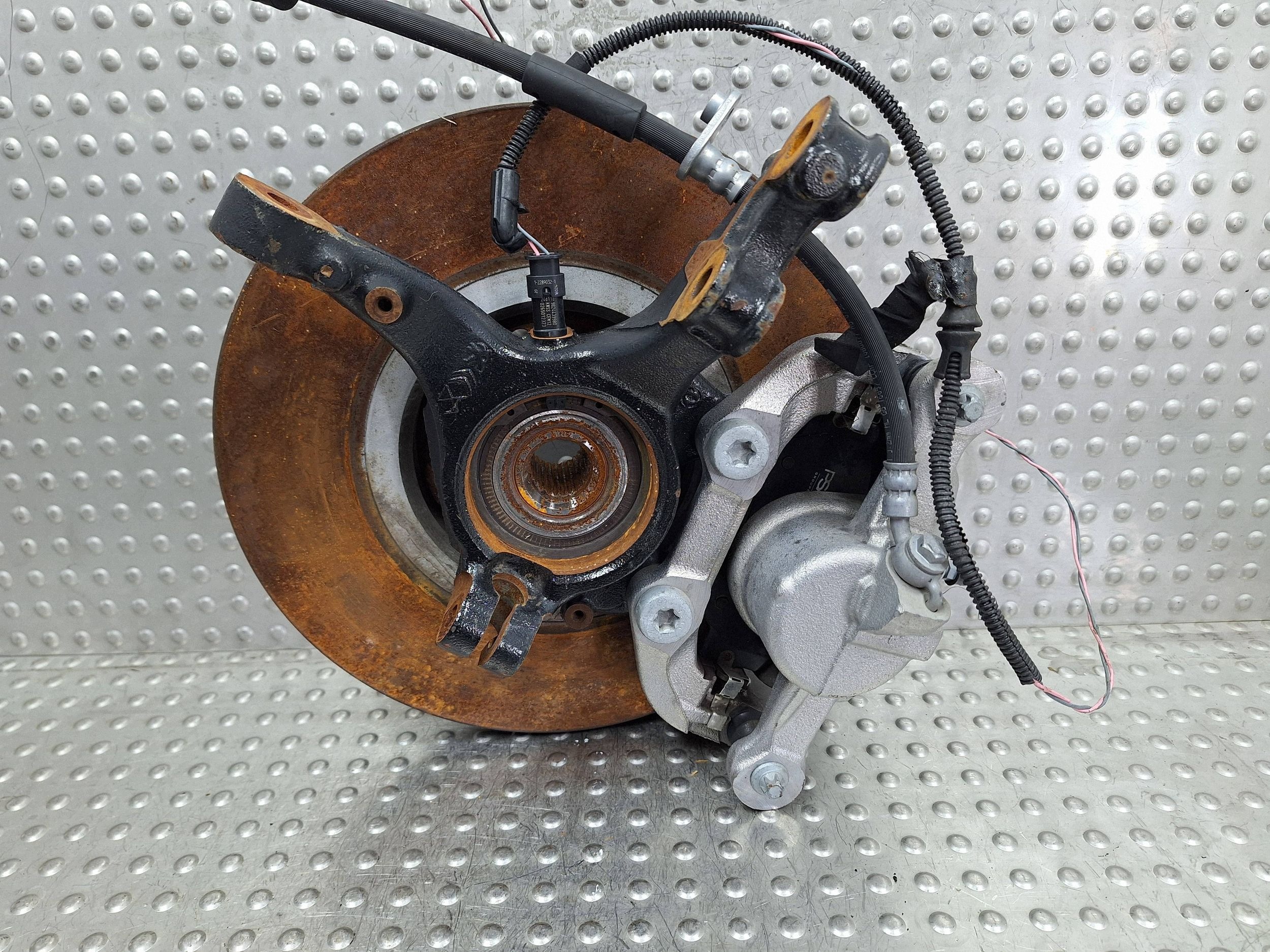 moyeau gauche avant ALFA ROMEO JUNIOR AVENGER 24-26