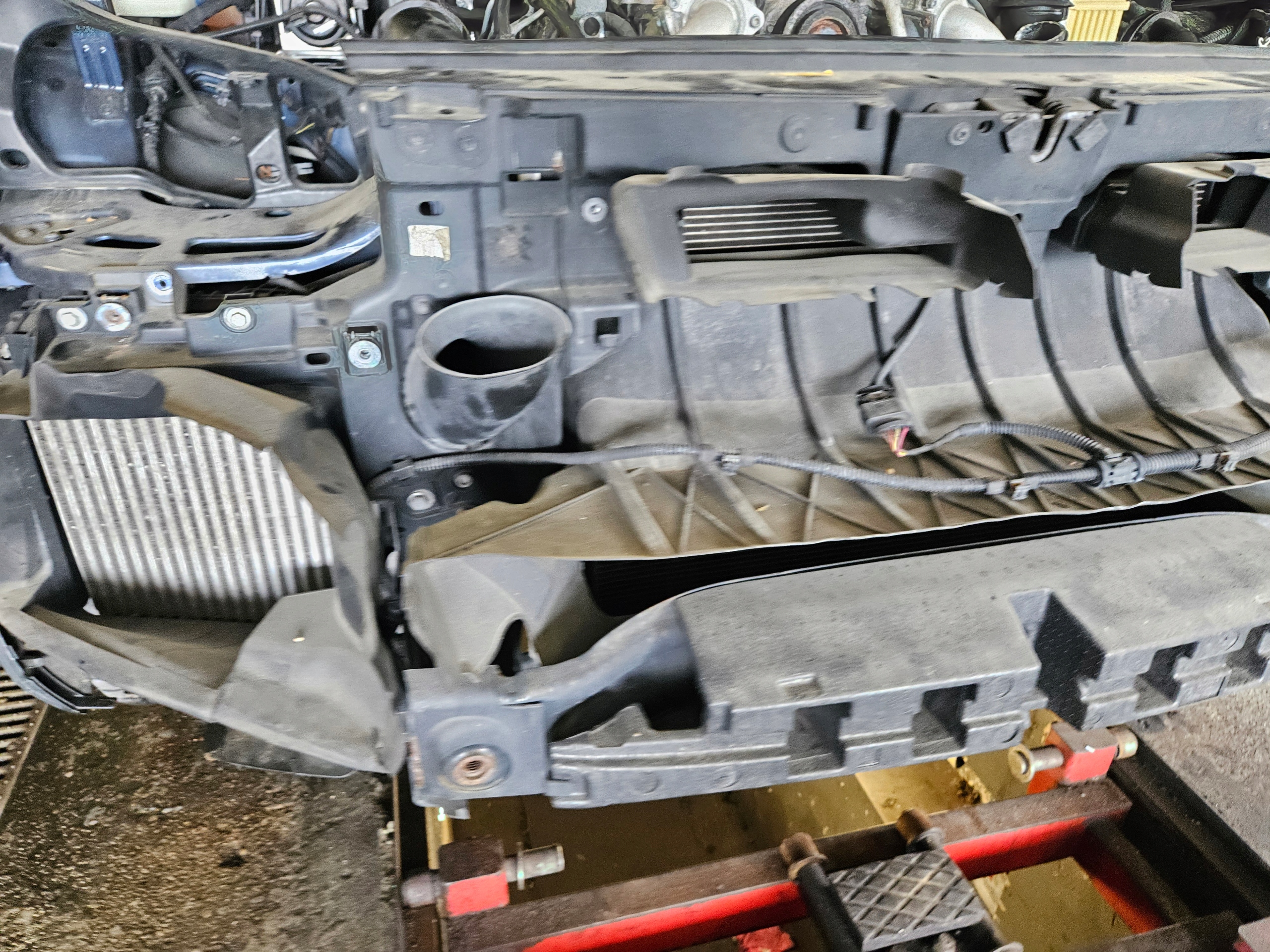 PAS PRZEDNI CHŁODNICE WZMOCNIENIE TOUAREG 7P 4.2 TDI Typ samochodu 4x4/SUV Samochody osobowe