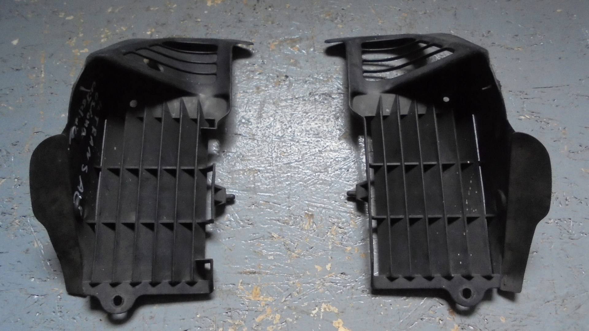 123453254 - Honda TRANSALP 650 решітка радіатора