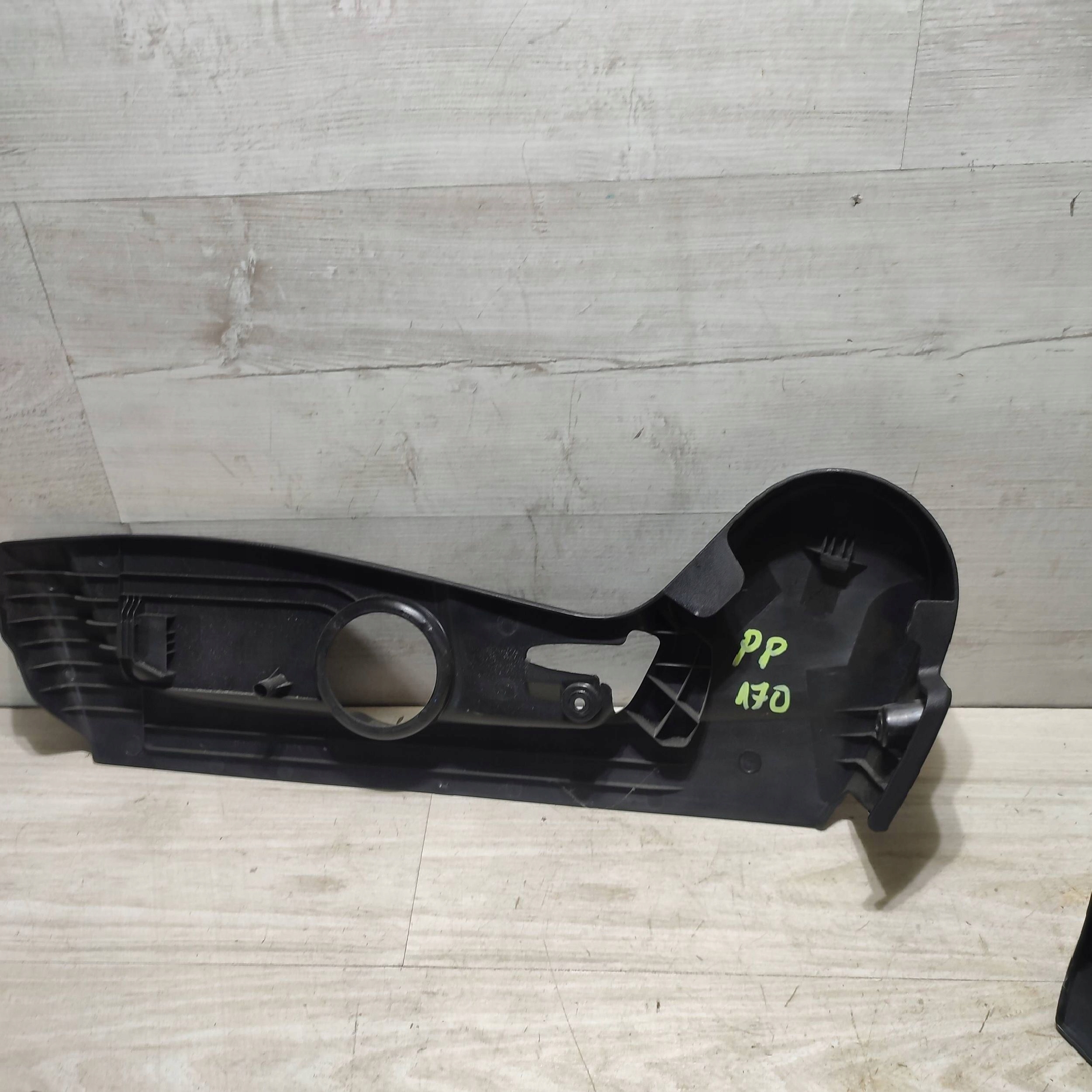 plastic seat front side right Suzuki Vitara (LY) 8522168L1
