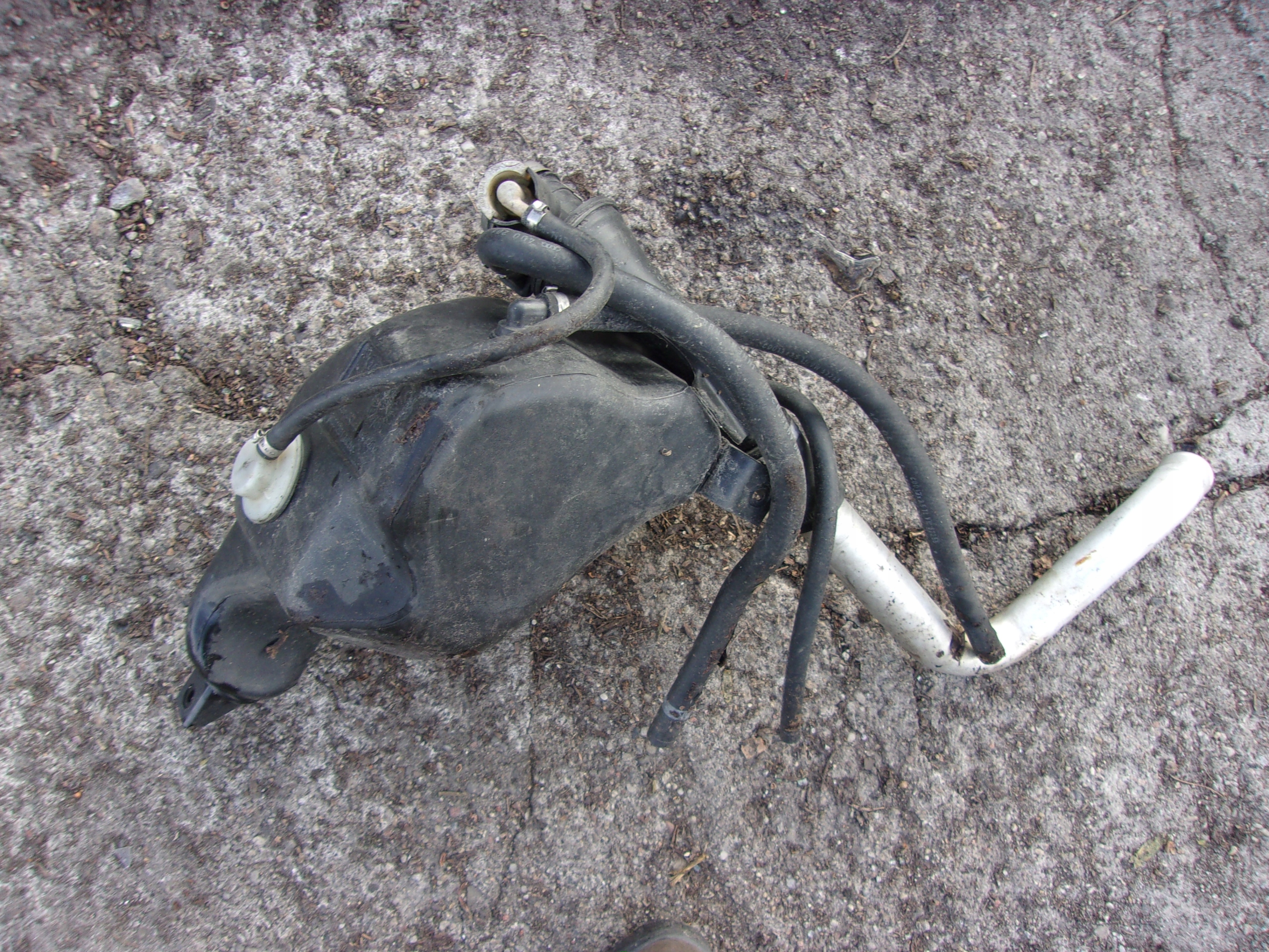 AUDI A8 D2 BENZYNA RURA WLEW PALIWA Numer katalogowy części 4D0201303D