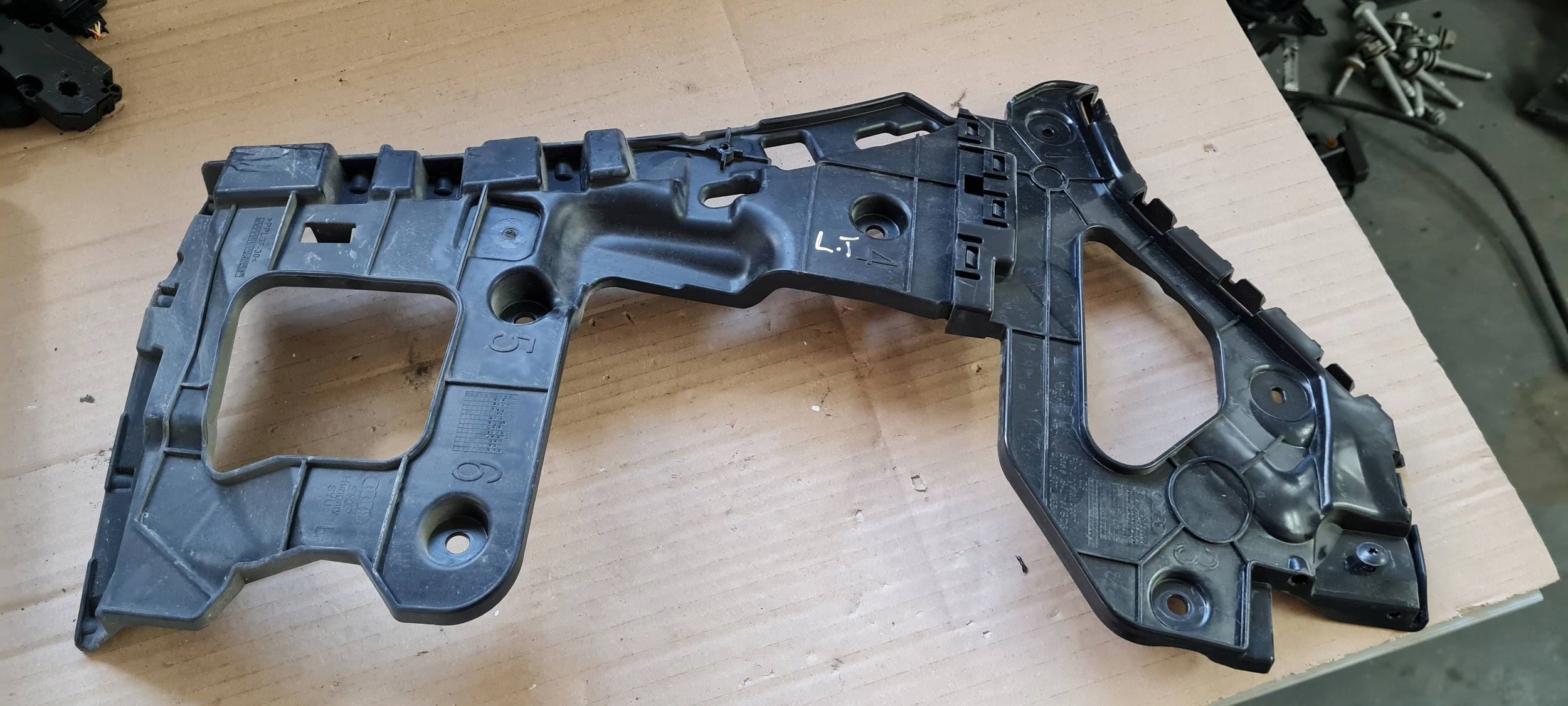 SQ8 4M Q8 support bracket holder of a bumper left rear part 4M8807453