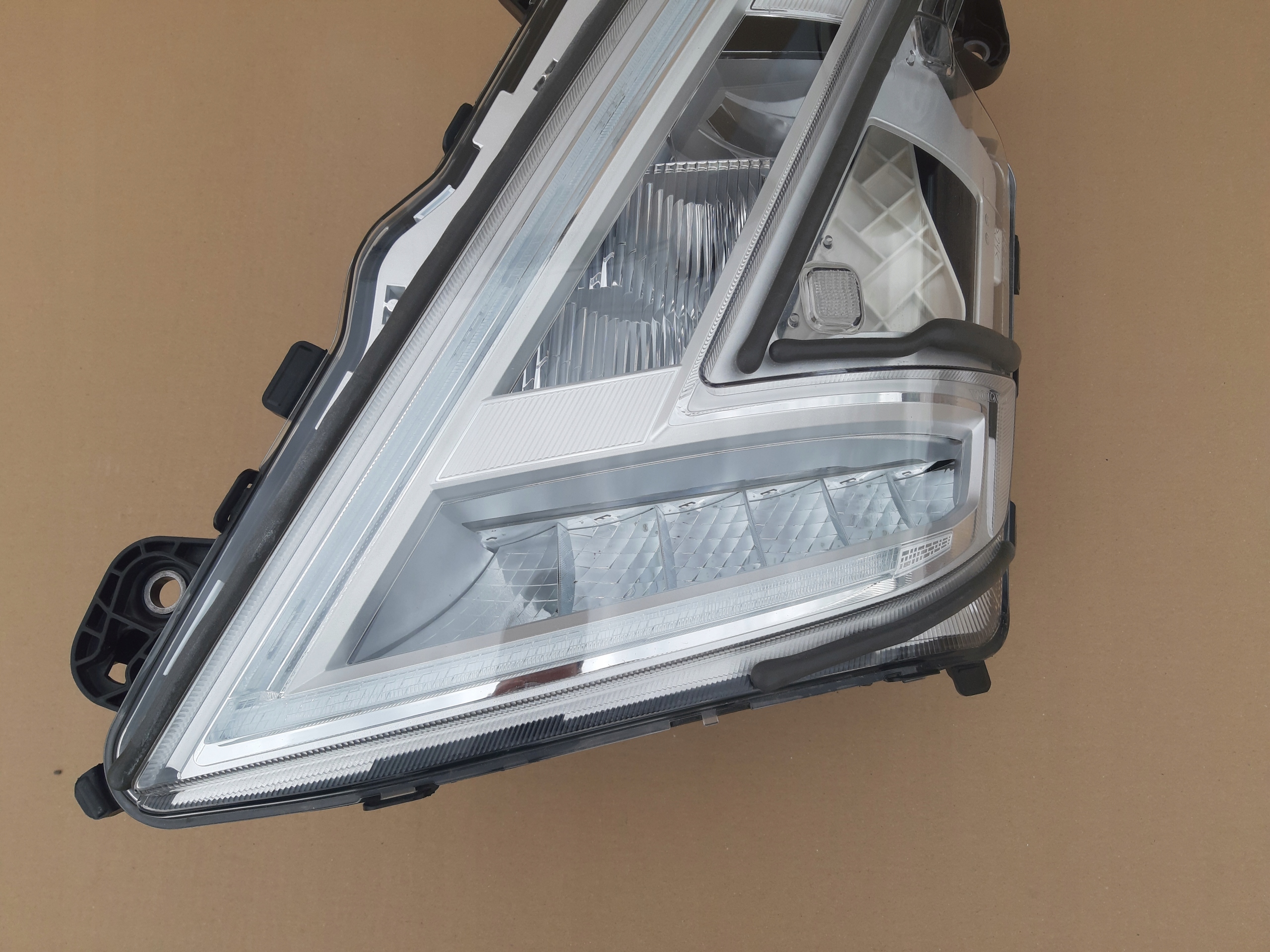 VOLVO FH5 REFLEKTOR LEWY FULL LED LAMPA LEWA Rodzaj świateł mijania LED