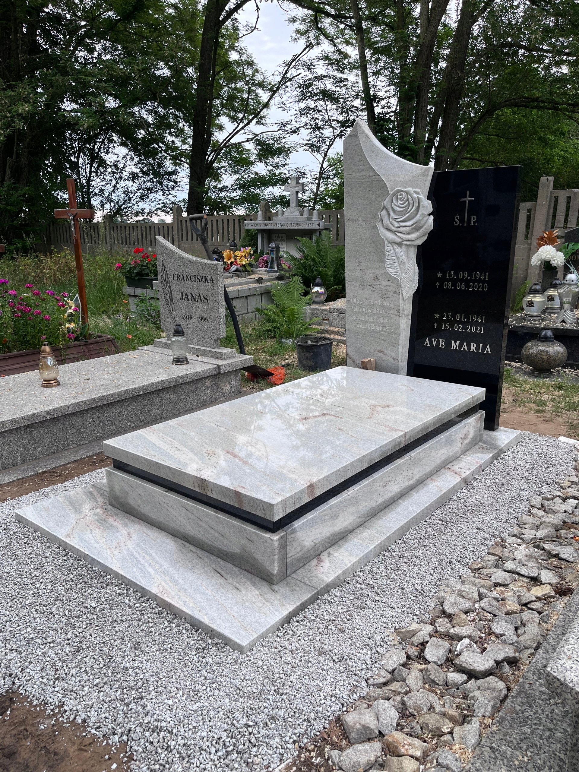 NAGROBEK GRANITOWY POMNIK MONTAŻ NAPISY GRYS GRATIS GRANIT RZEŹBA