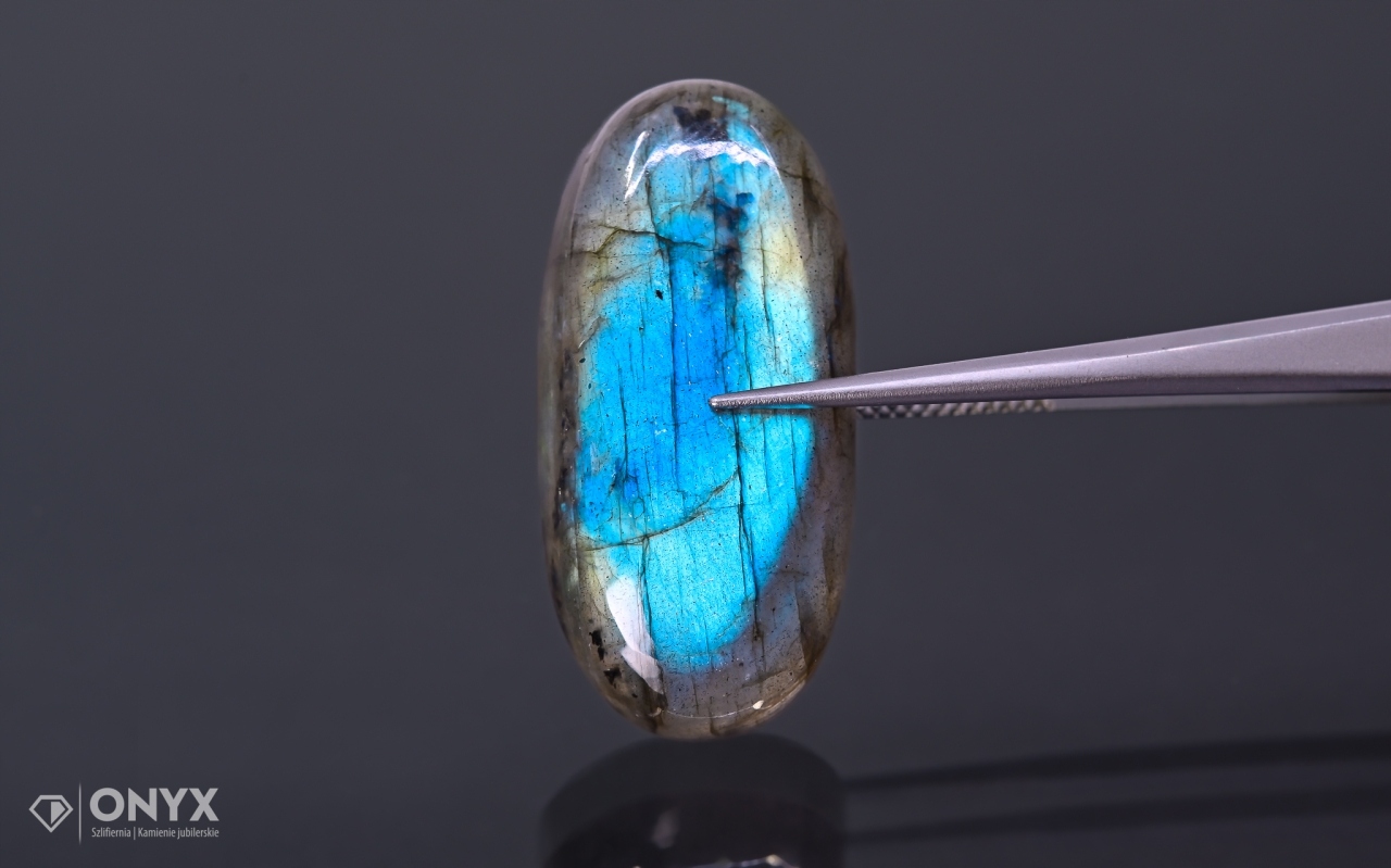 Labradorit kabošon ovál 34x16.5 mm