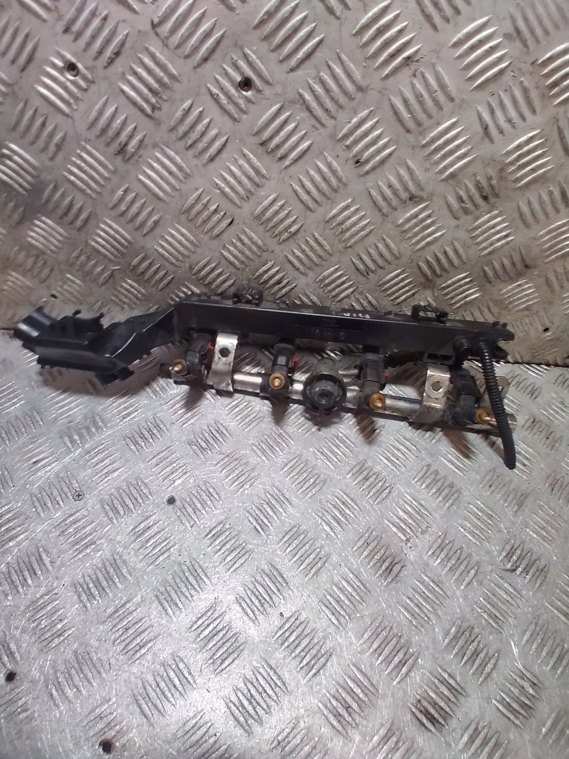 Rampe injection MINI COOPER ONE 1.6 B 04891337AB