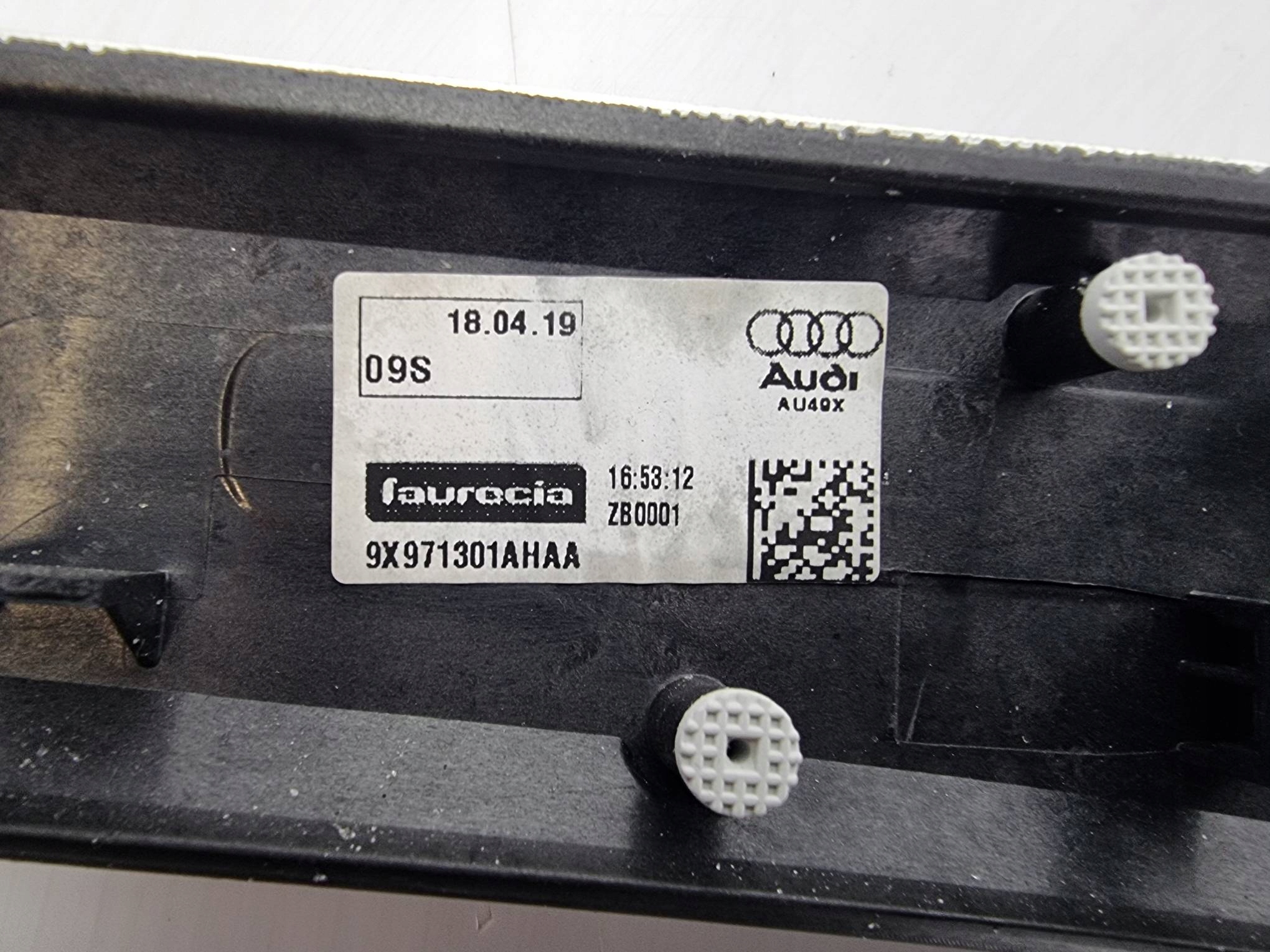 DEKOR lišta 8W1853190 AUDI A4 B9