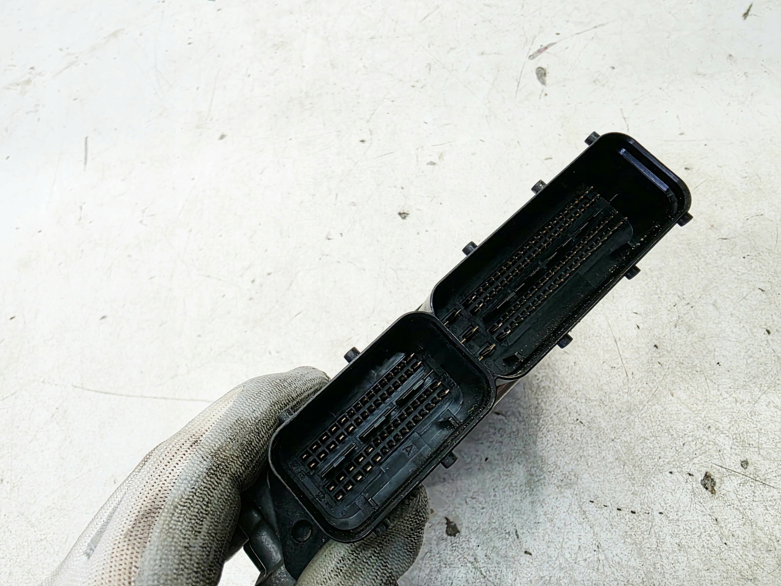 computer control unit of the engine AUDI A4 B7 3.0 TDI 8E0907401AJ 8E0910401K