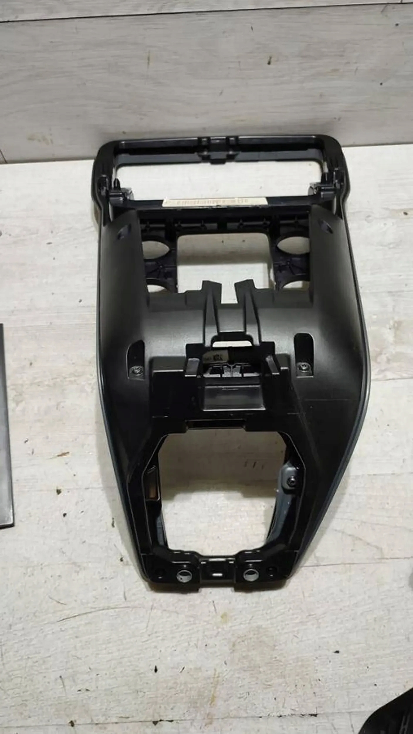 Volvo V40 II 2018r tunel panel mitte Armaturenbrett