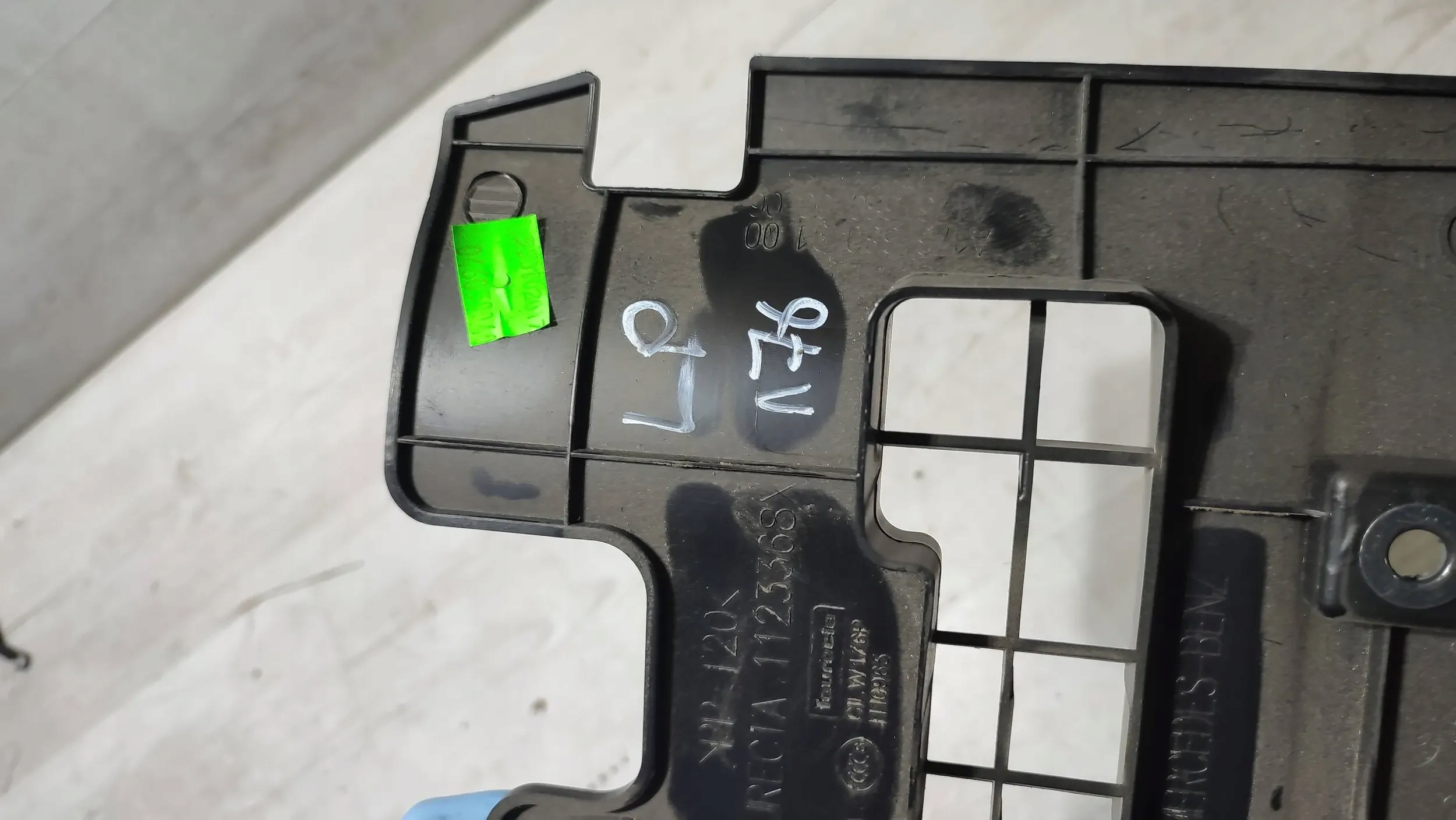 Mercedes-Benz A-classa W176 front side left cover consoles of the dashboard