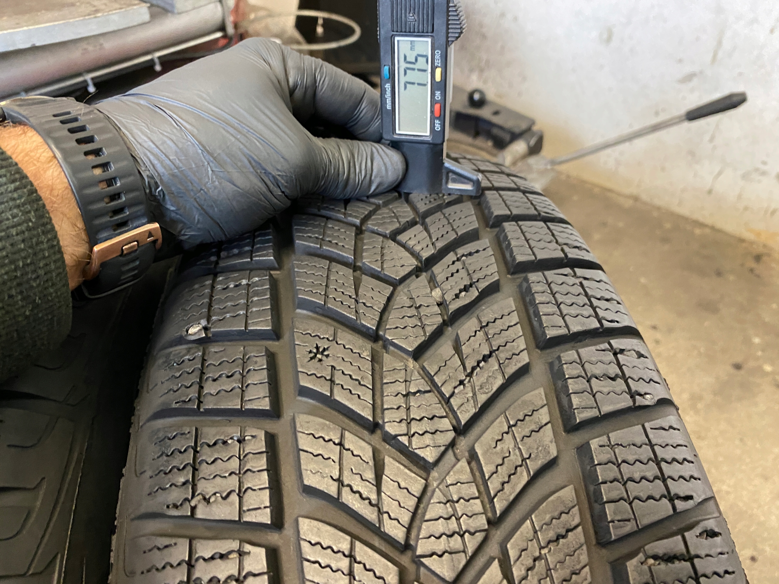 4 tyres winter 215/65R17 Goodyear Performance G1 SUV 8mm