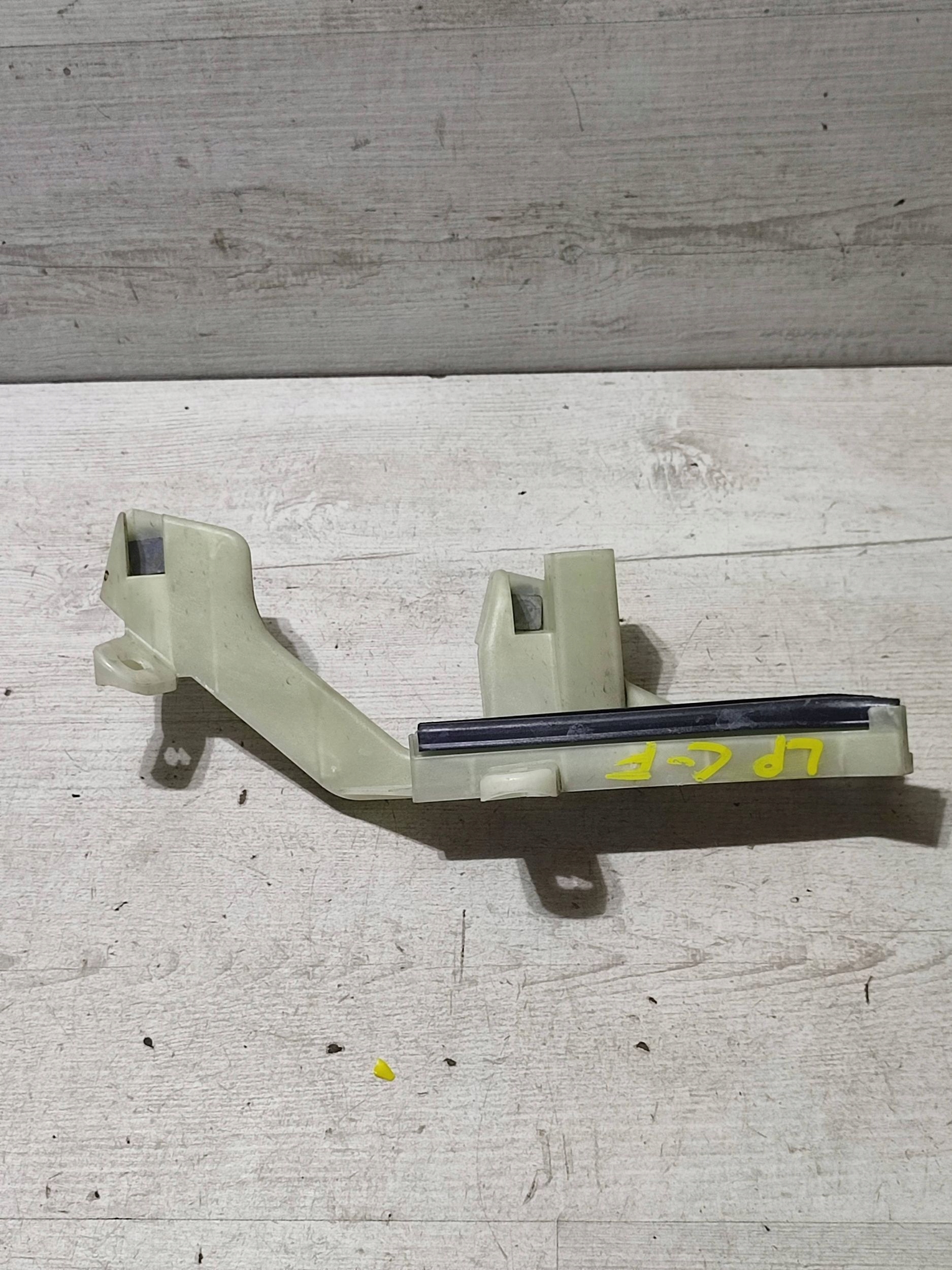 Opel Corsa F 2020 front side left Element mocujacy szybe