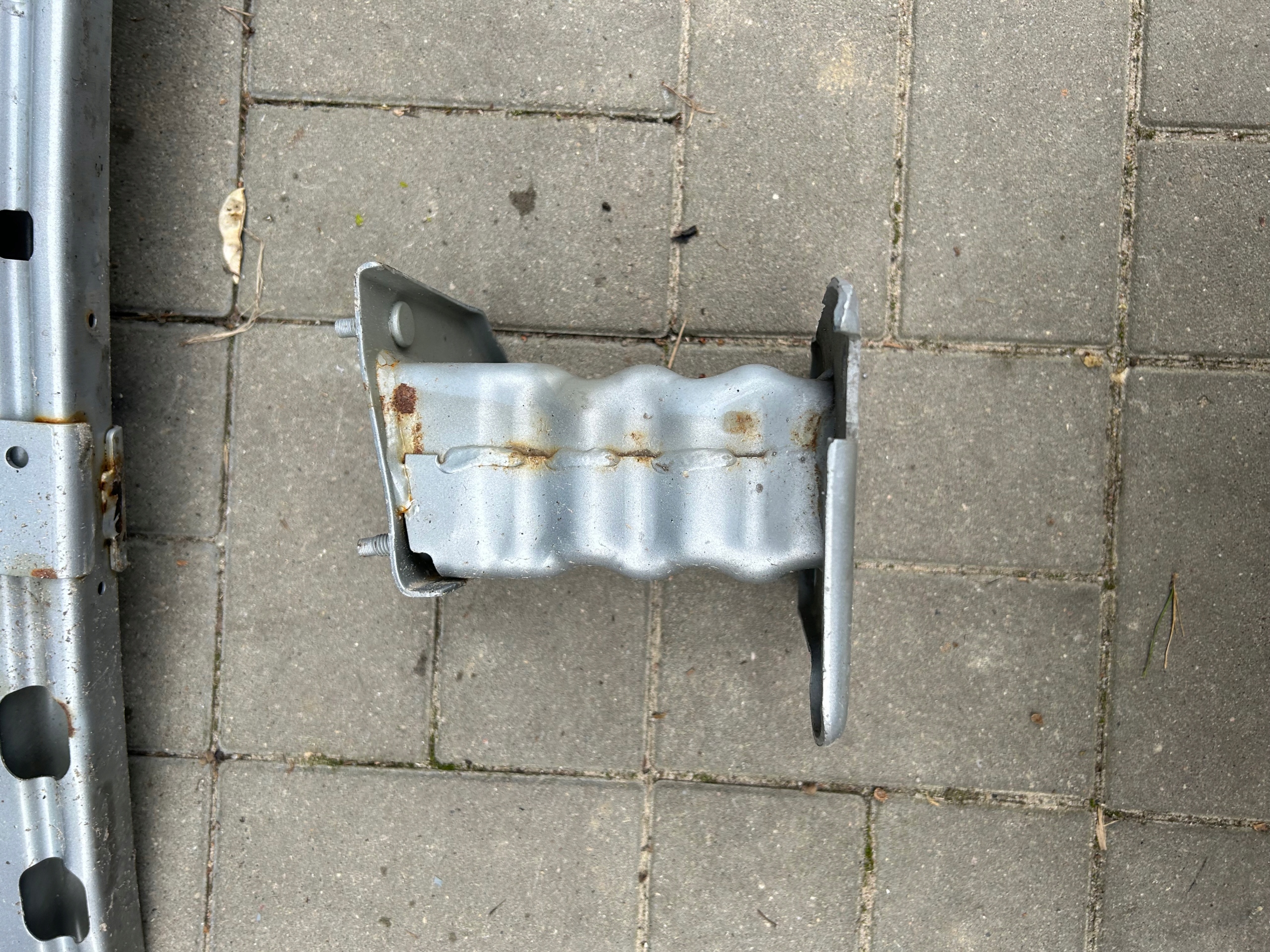 Nissan Qashkai J11 výztuha absorber předek špička