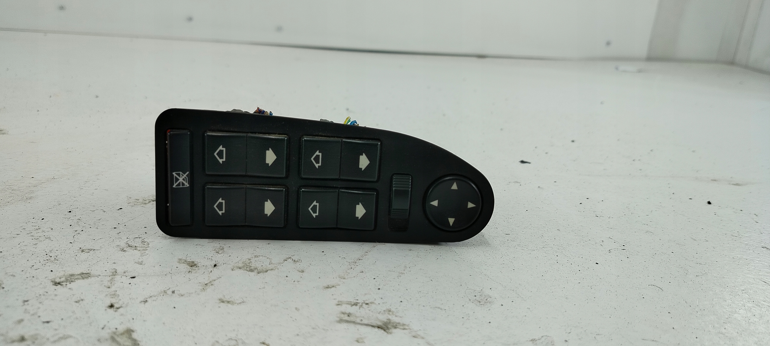 BMW E39 PANEL of the window left front driver´s 8368966