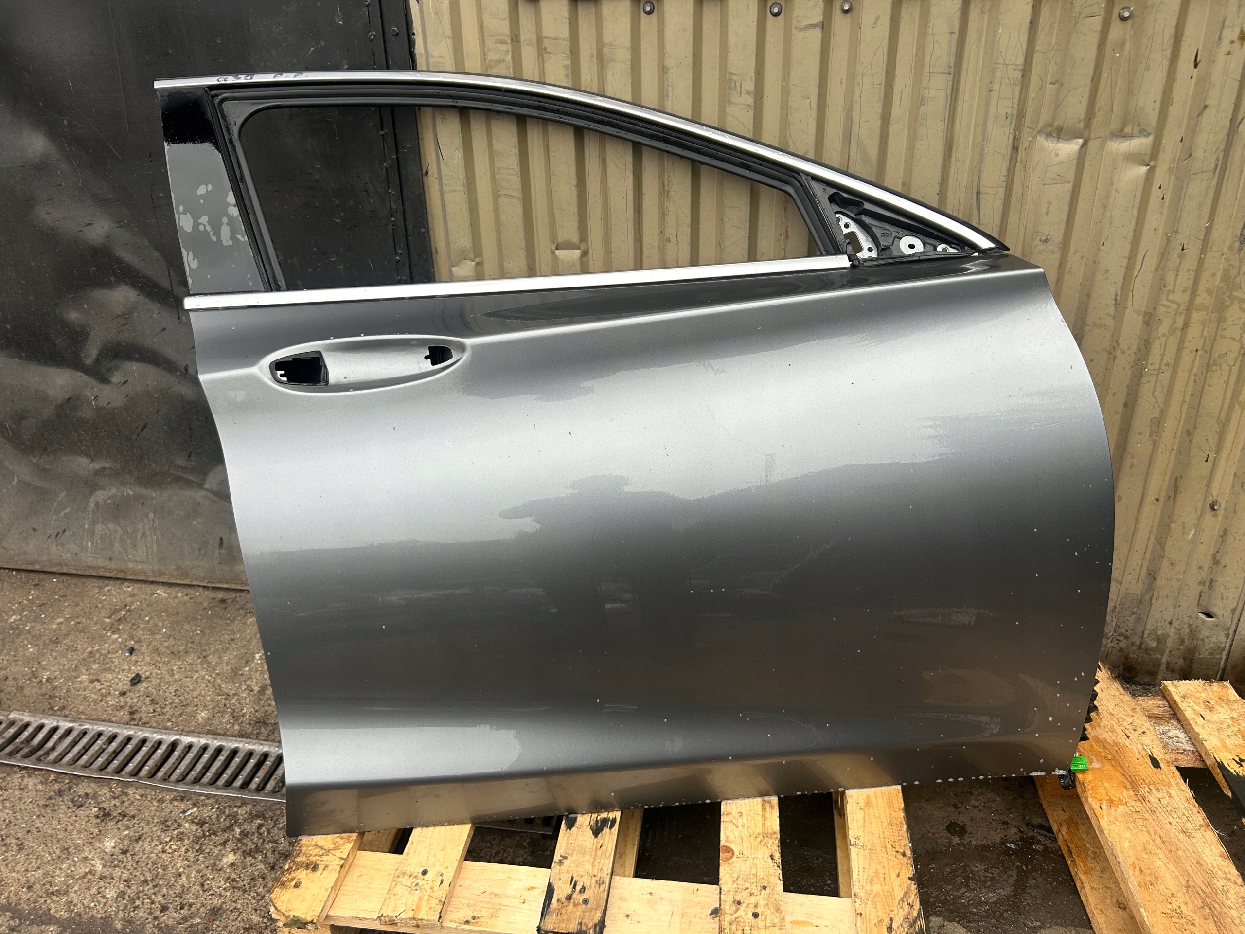 INFINITI Q30 door right front KAD G