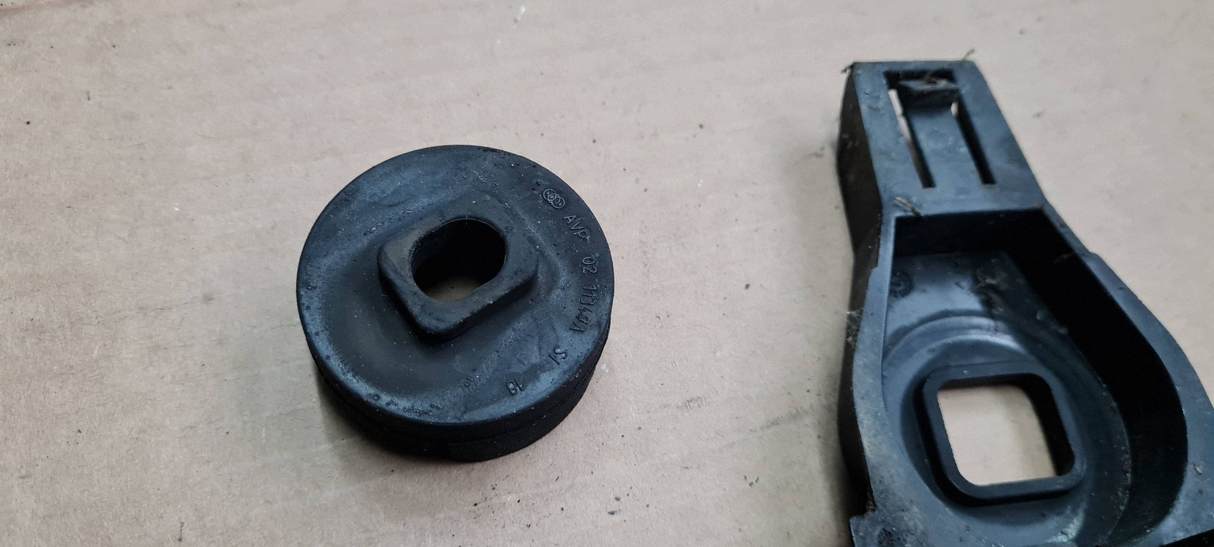 Q5 8R LIFT bracket holder hook radiator A5 A4 B8 8K0805201